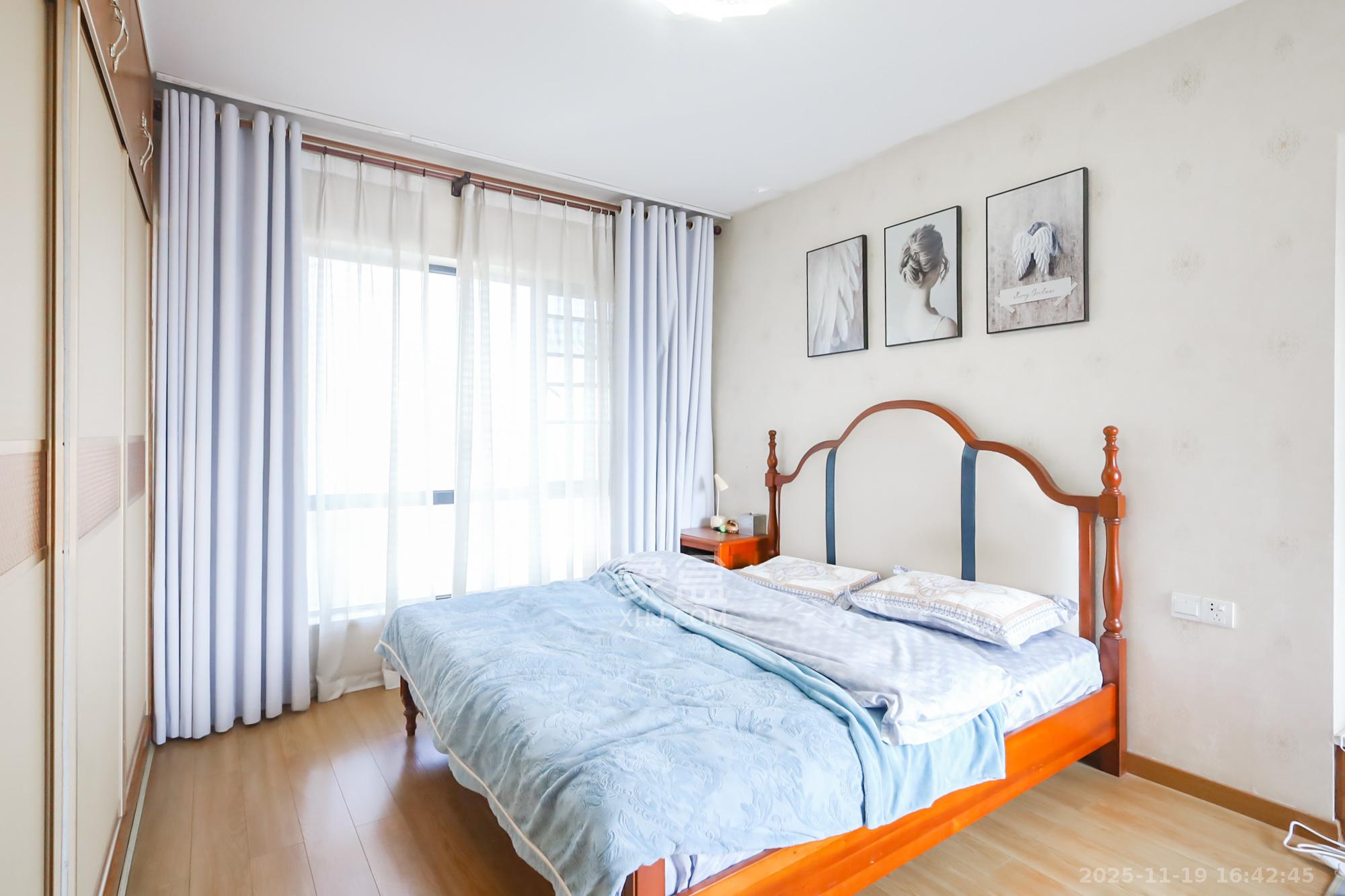 景秀江山  3室2厅2卫    160.0万卧室