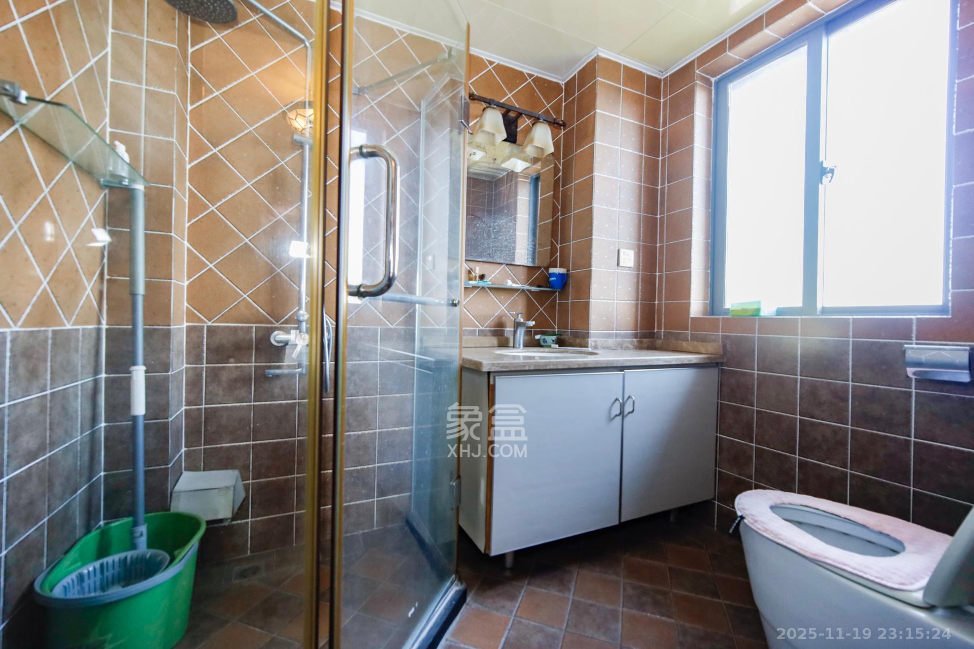 上海城小区  3室2厅2卫    108.0万卫生间