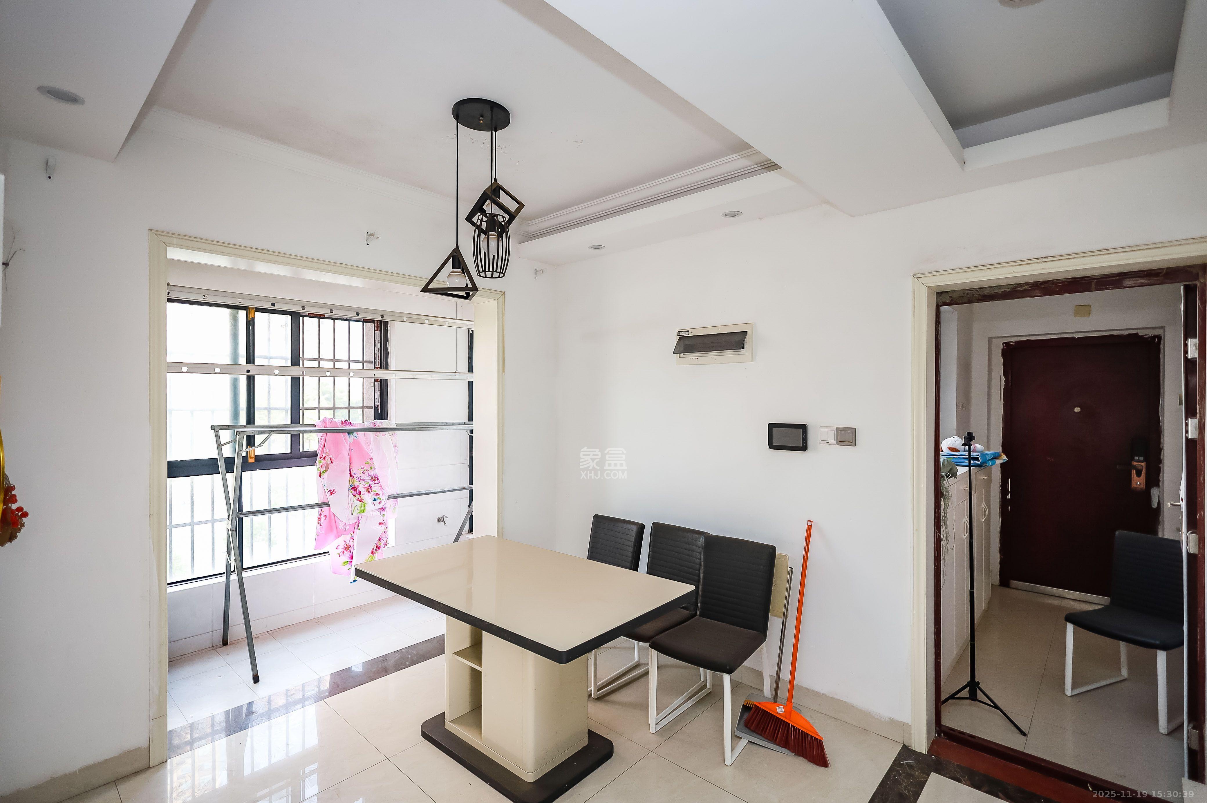 天麓尚层  3室3厅2卫    2400.0元/月室内图