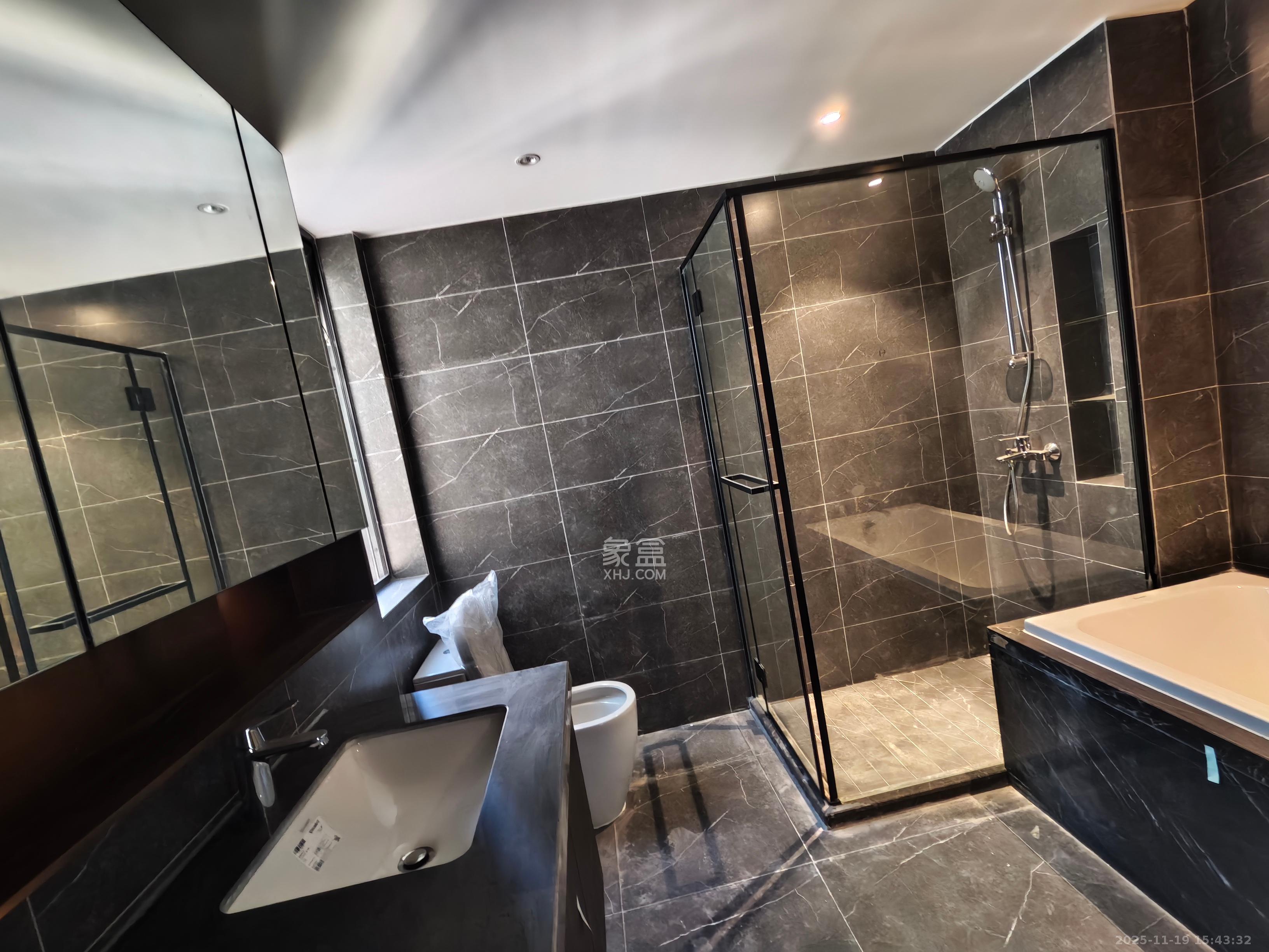 绿地麓云国际一期 6室2厅3卫 7500.0元/月 绿地麓云国际一期 6室2厅3卫 7500.0元/月室内图