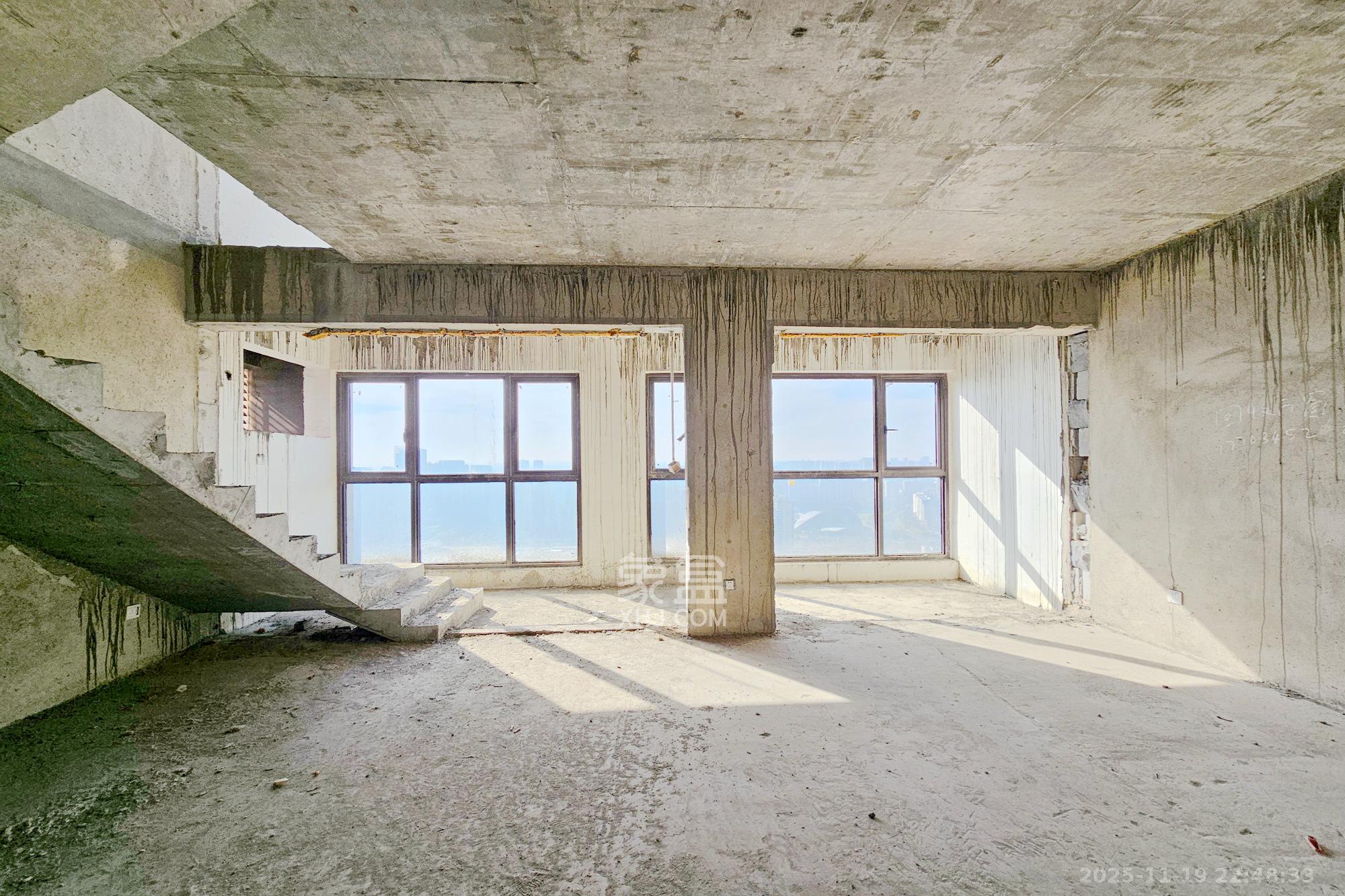 明昇壹城(明昇时代广场)二期 5室3厅3卫 188.8万 明昇壹城(明昇时代广场)二期 5室3厅3卫 188.8万客厅