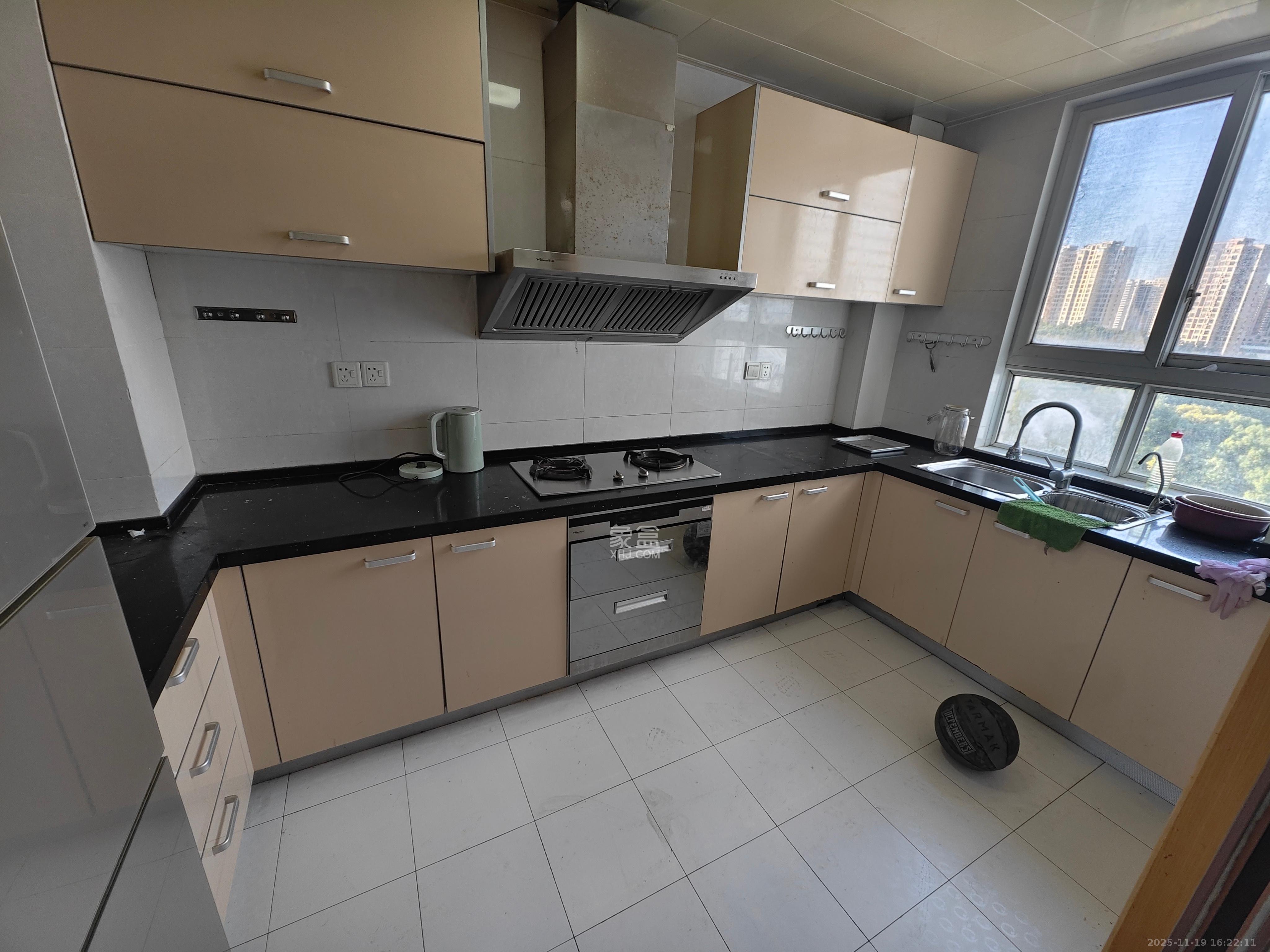 天翔新新家园 3室2厅2卫 2400.0元/月 天翔新新家园 3室2厅2卫 2400.0元/月室内图