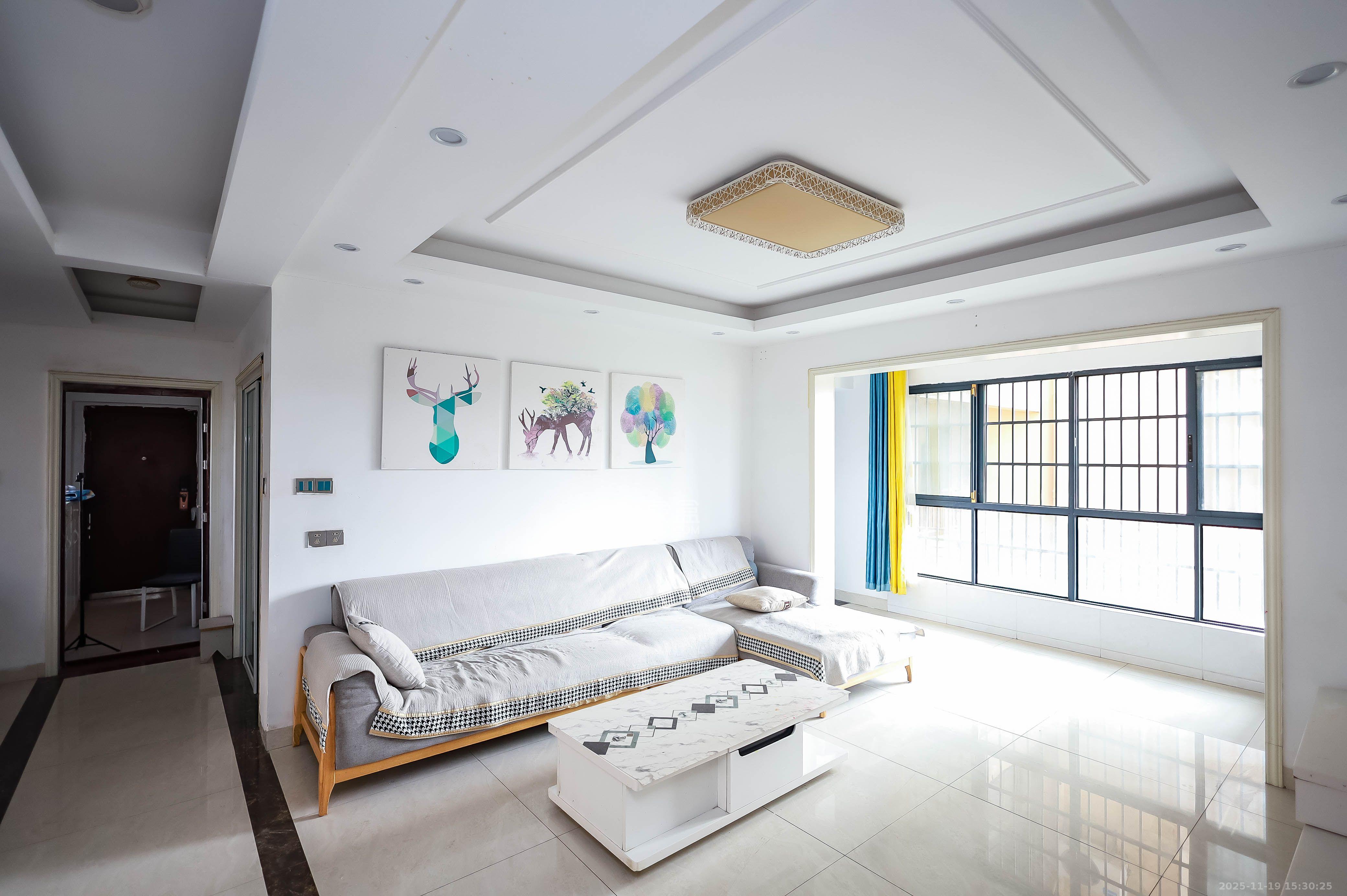 天麓尚层  3室3厅2卫    2400.0元/月室内图