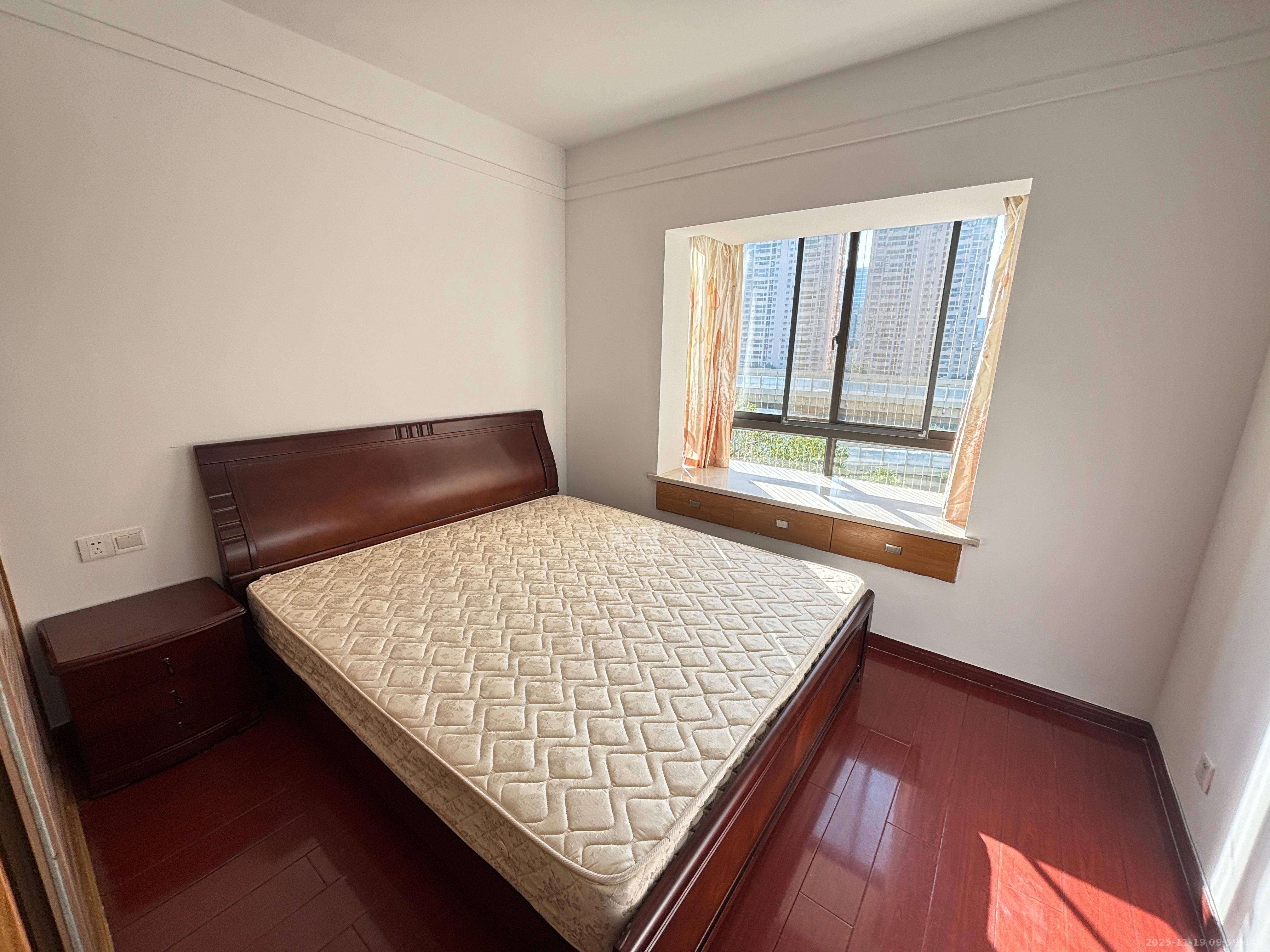 钱隆樽品(一、二、三期)  3室2厅2卫    2400.0元/月室内图