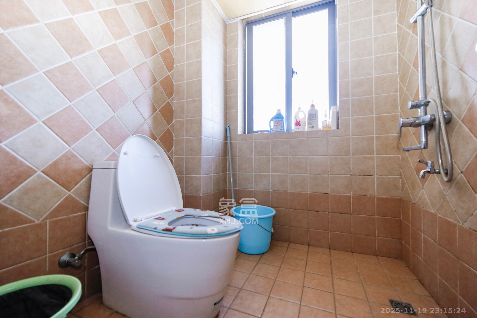 上海城小区  3室2厅2卫    108.0万卫生间