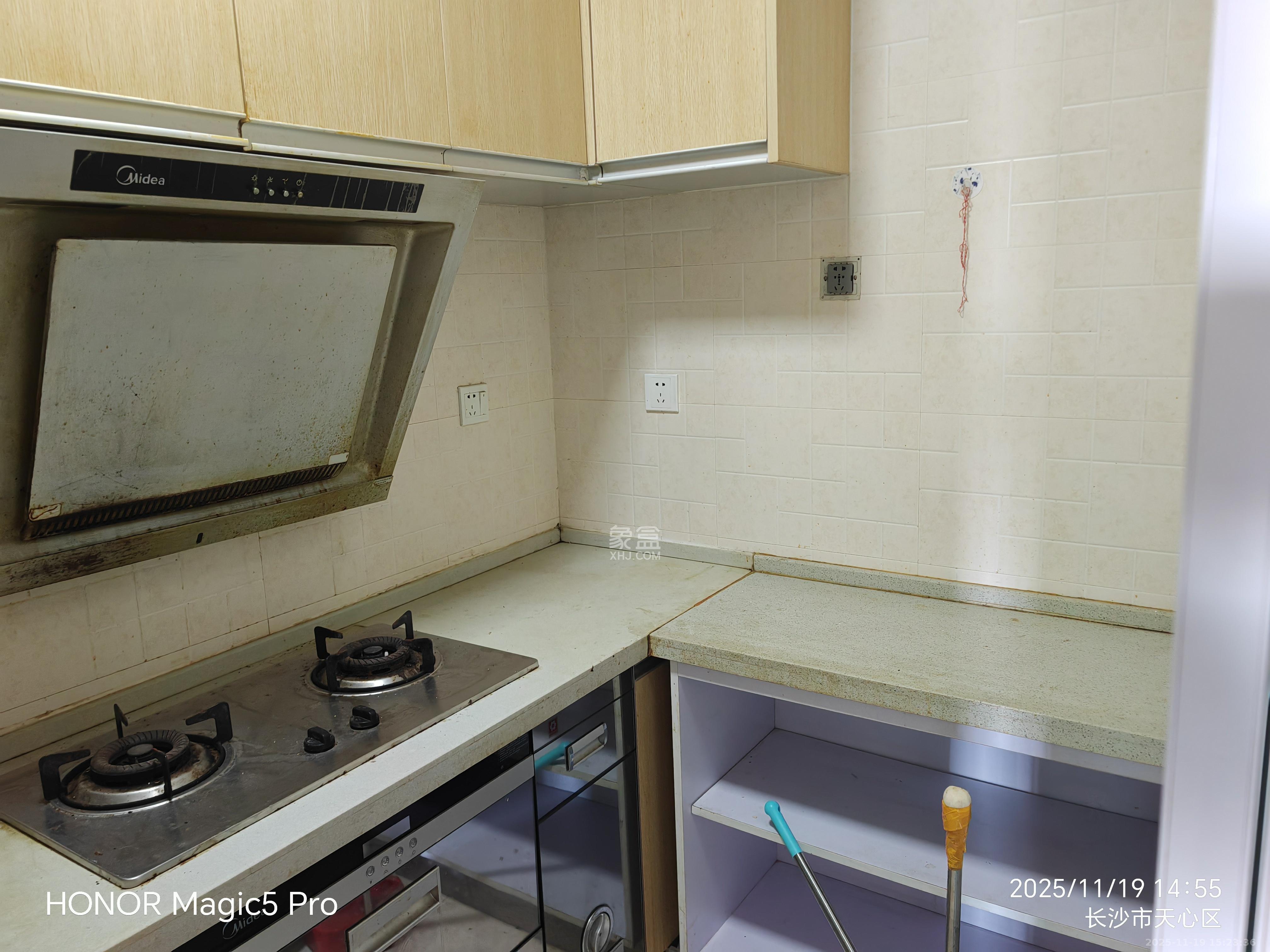 怡海星城  1室1厅1卫    1300.0元/月