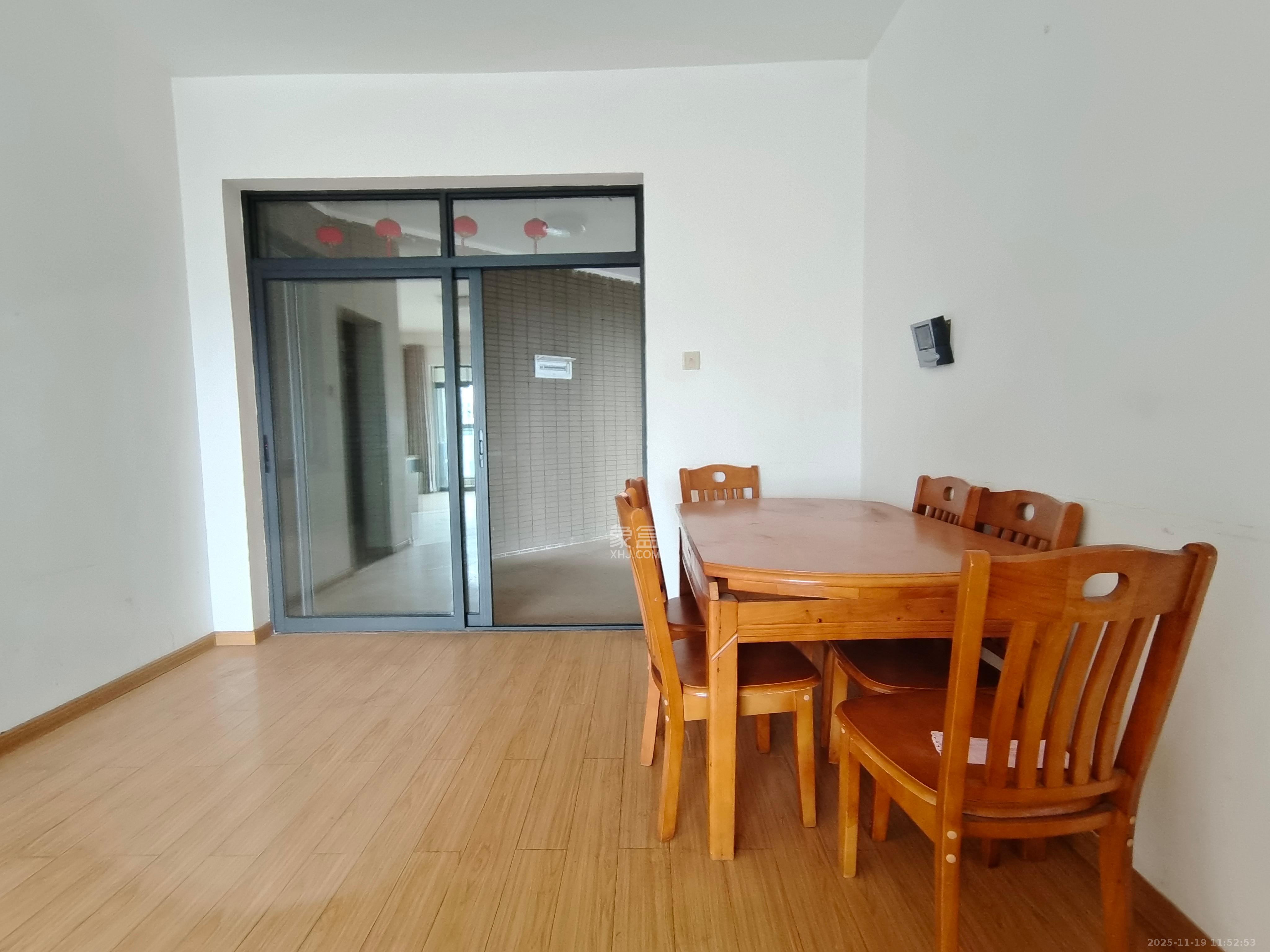 藏珑湖上国际花园  3室2厅2卫    2600.0元/月室内图