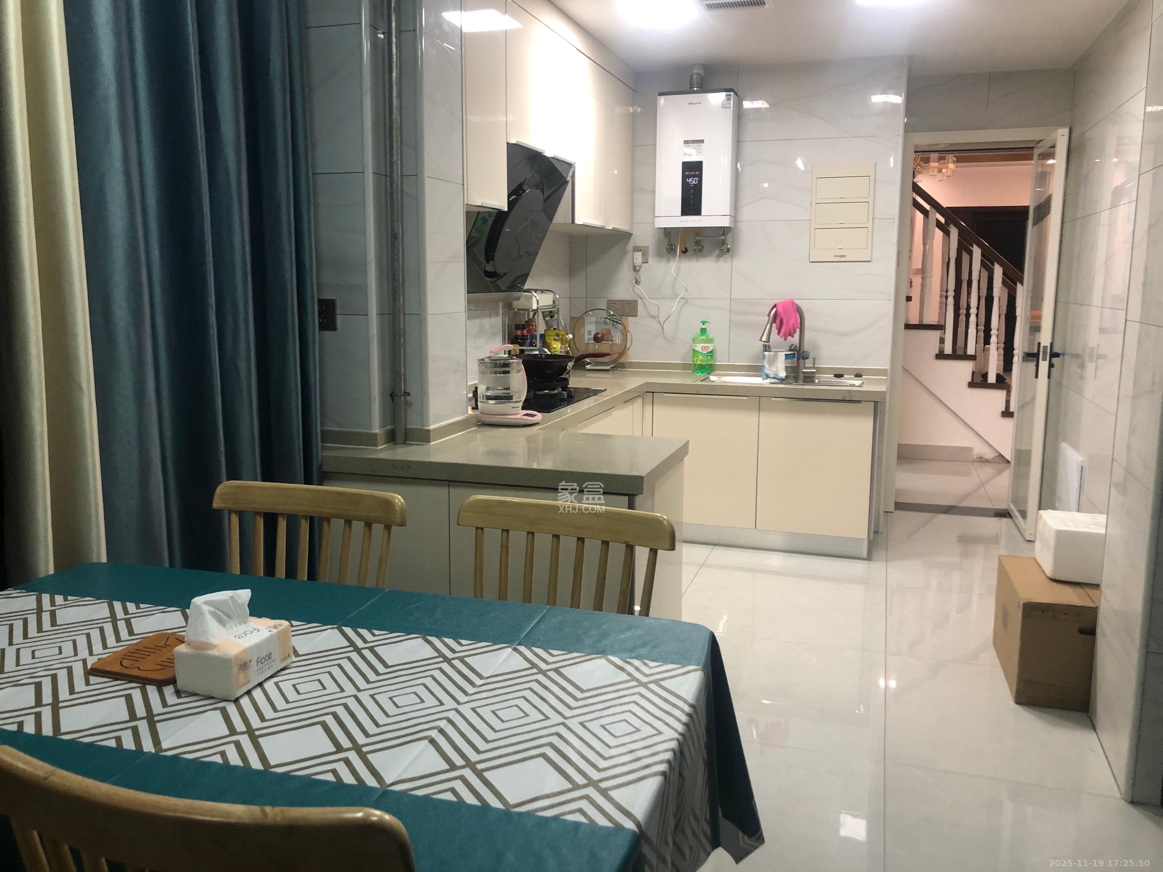 盈峰翠邸 3室2厅2卫 3000.0元/月 盈峰翠邸 3室2厅2卫 3000.0元/月室内图