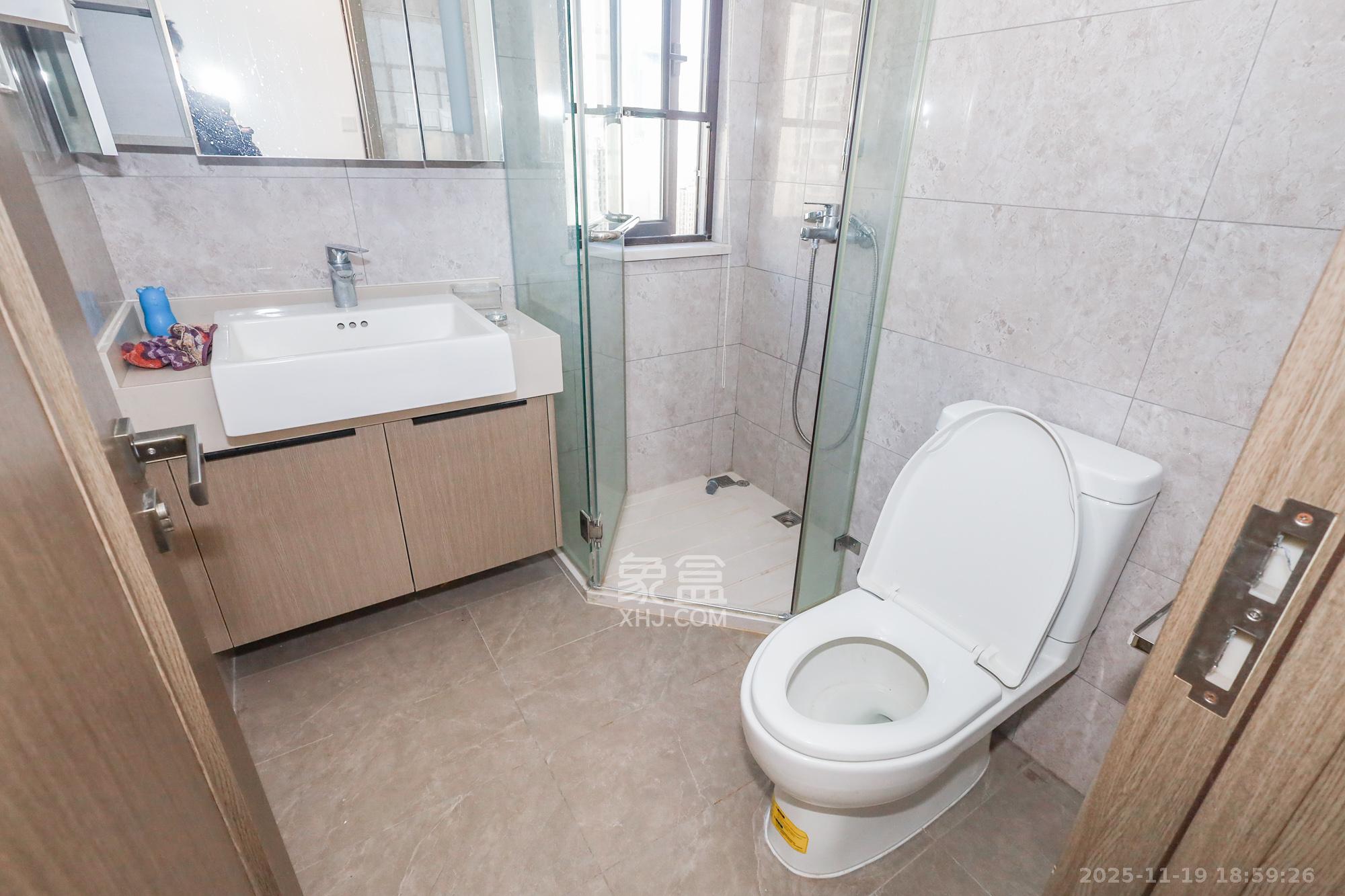 龙湖铂金中心（龙湖春江郦城）  3室2厅2卫    249.0万卫生间