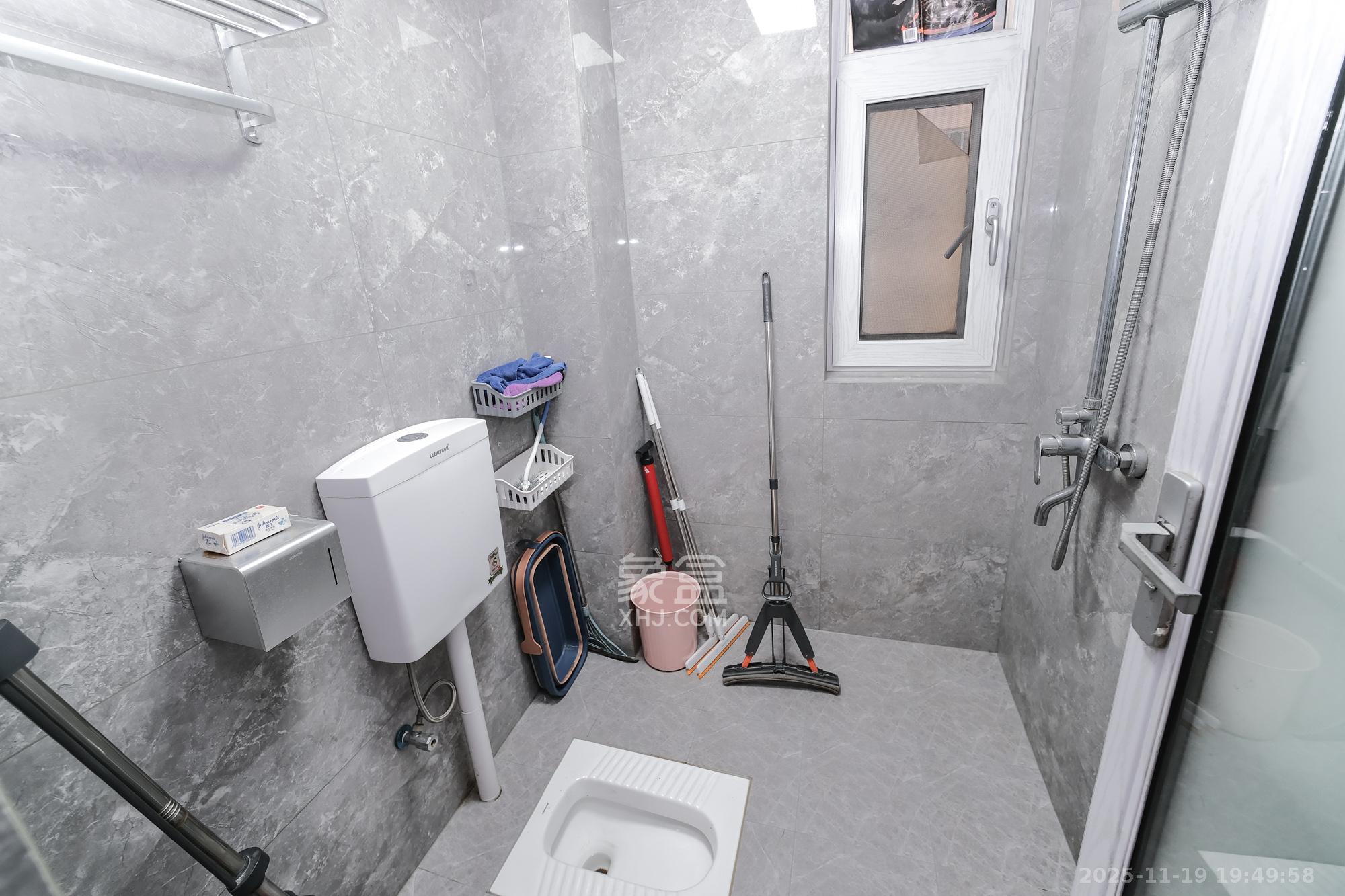 荣盛花语城 3室2厅1卫 100.0万 荣盛花语城 3室2厅1卫 100.0万卫生间