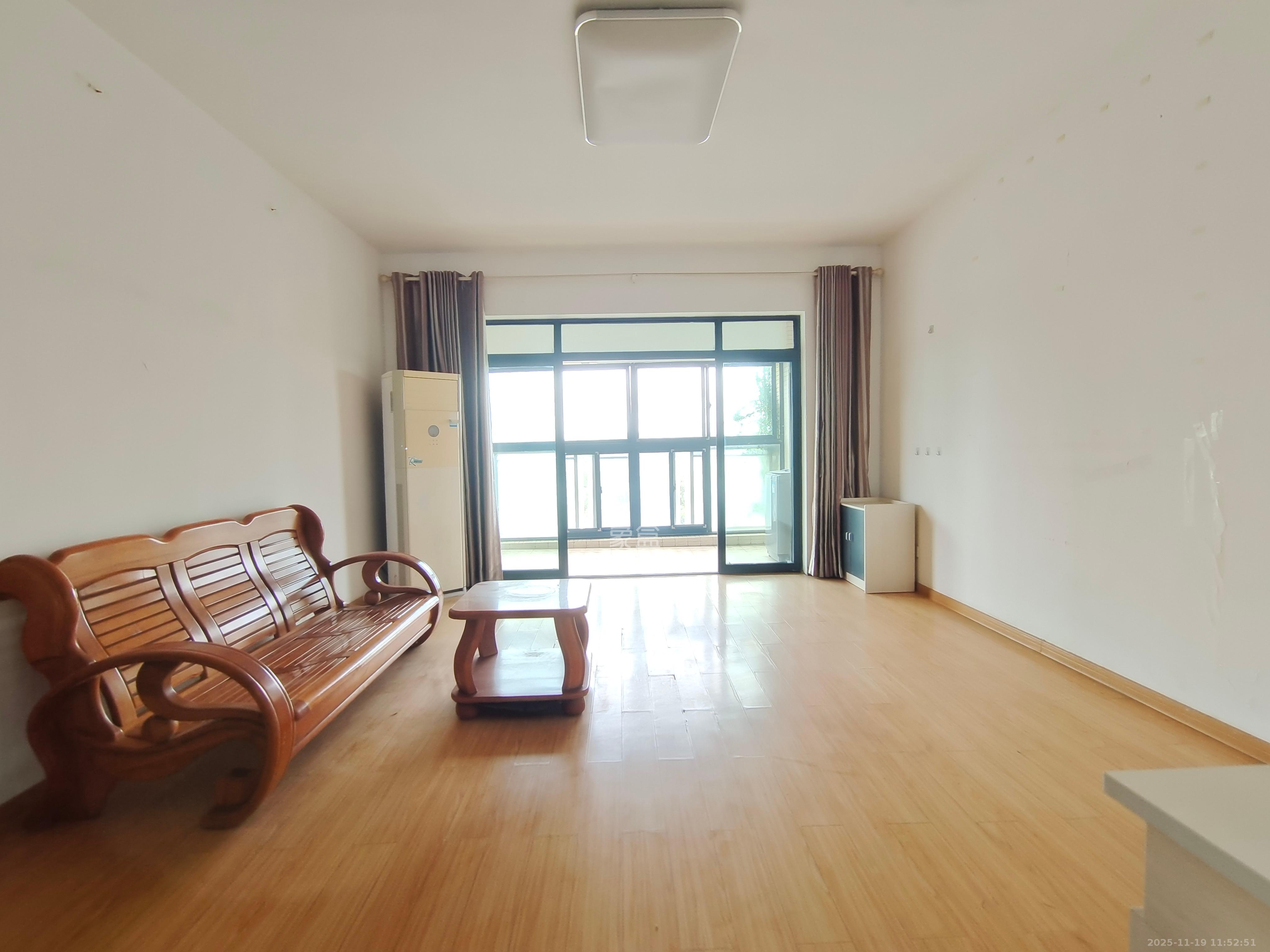 藏珑湖上国际花园  3室2厅2卫    2600.0元/月室内图1