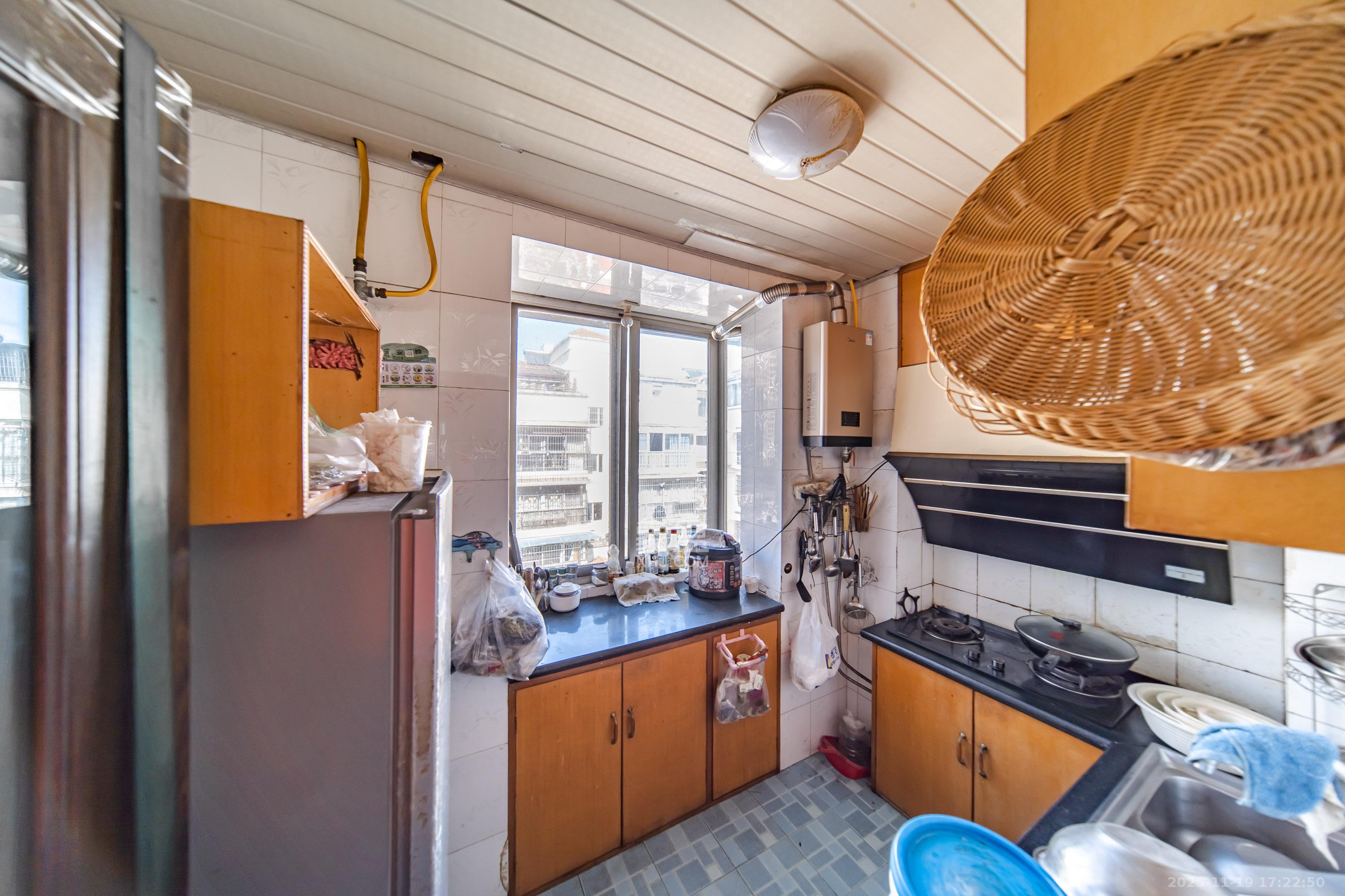 金帆小区  3室2厅2卫    55.0万厨房