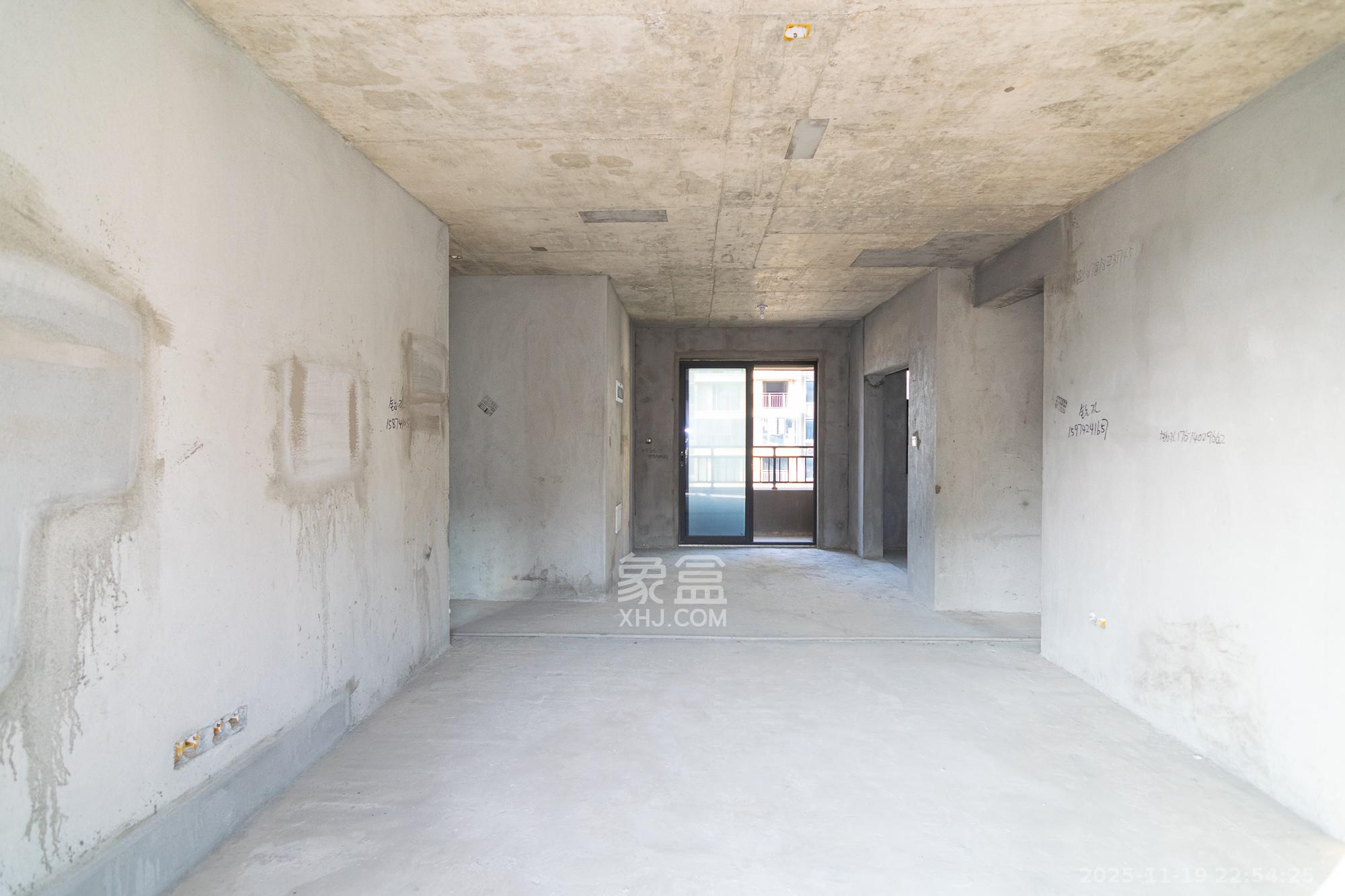 大汉汉府一期  4室2厅2卫    68.0万客厅