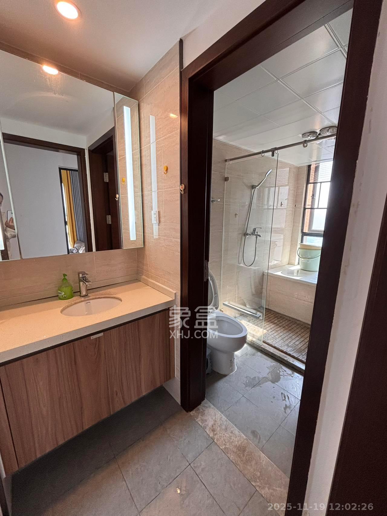 荣泰广场 3室2厅2卫 2600.0元/月 荣泰广场 3室2厅2卫 2600.0元/月室内图