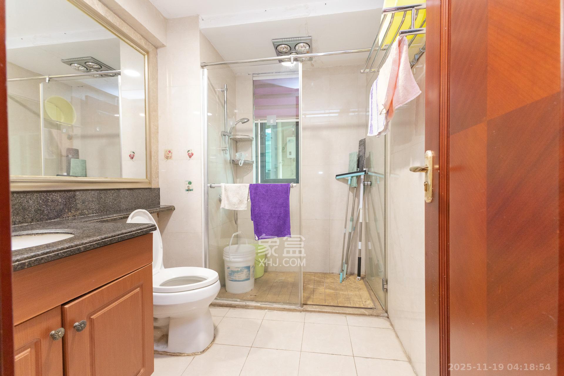 恒大名都  4室2厅2卫    75.0万卫生间