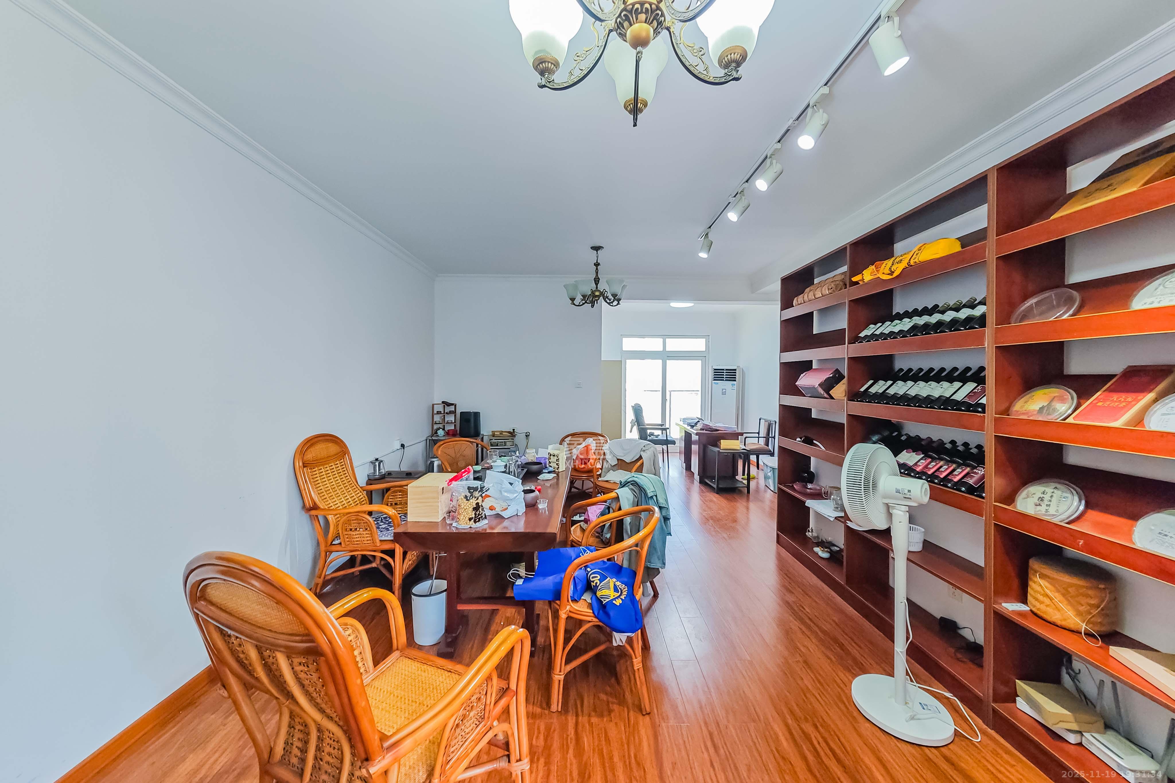 恒丰天湘华庭  3室2厅2卫    75.0万客厅