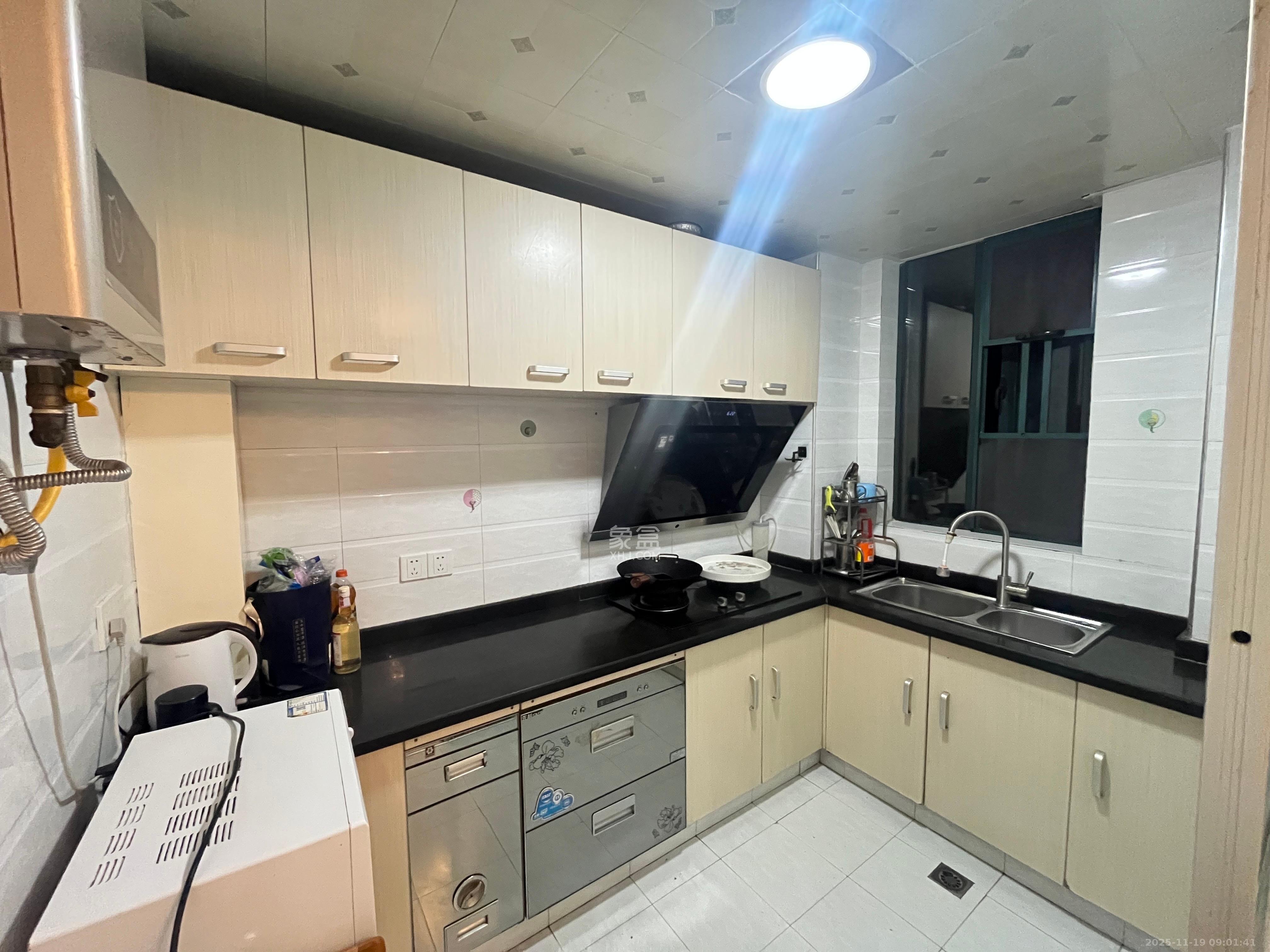 麓谷公馆(涉外国际公馆) 2室2厅2卫 2500.0元/月 麓谷公馆(涉外国际公馆) 2室2厅2卫 2500.0元/月室内图