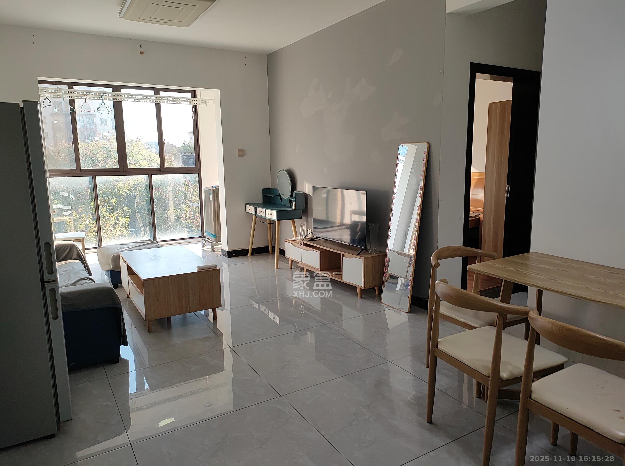 华润置地广场二期  3室2厅2卫    2100.0元/月