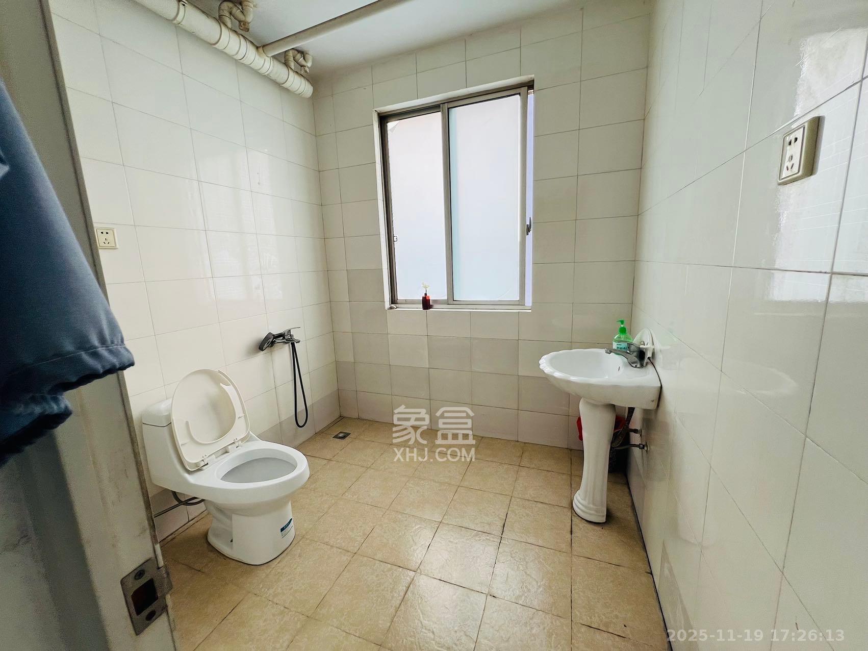 高桥现代商贸城  6室2厅1卫    3200.0元/月室内图