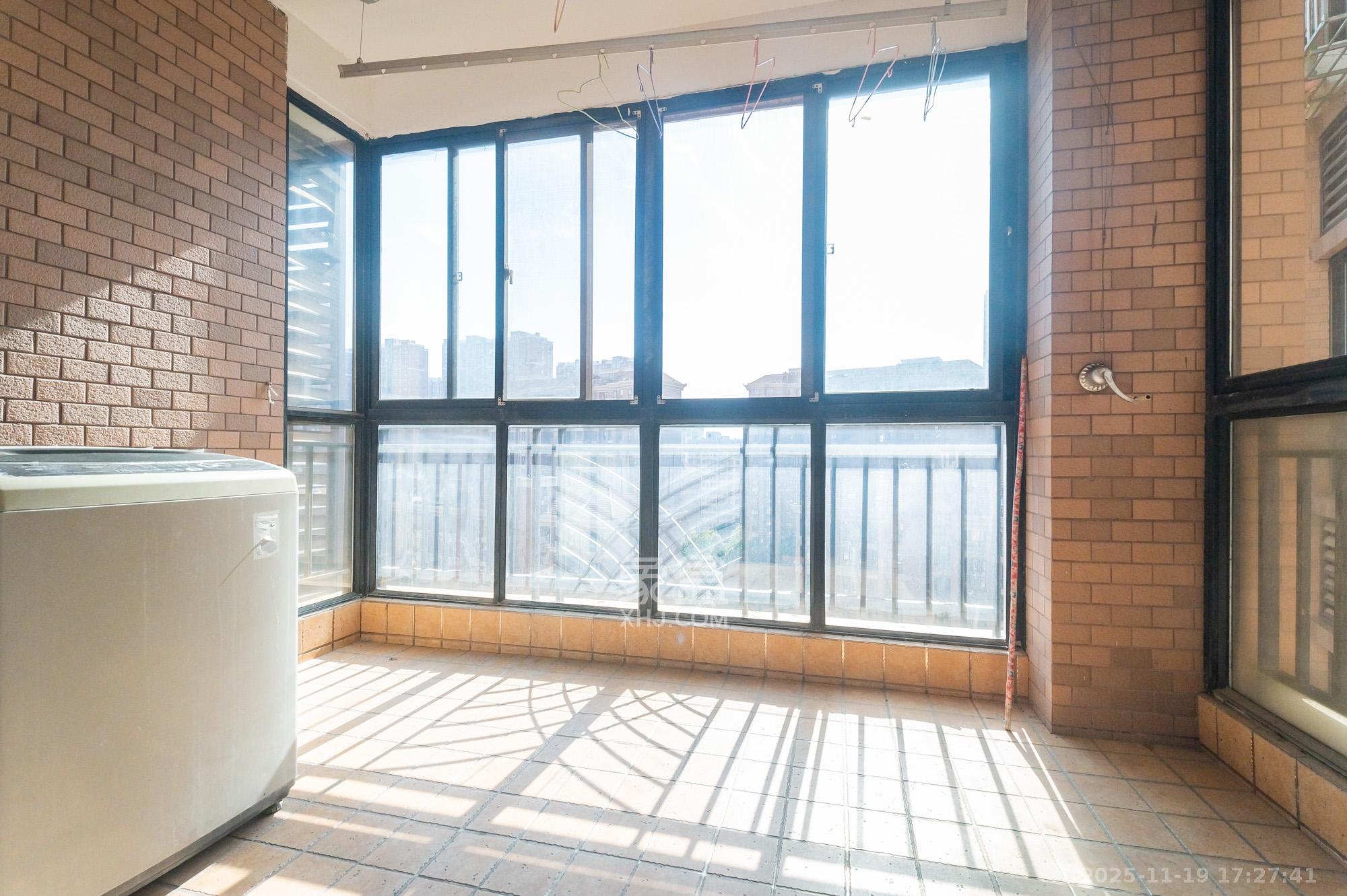 华润凤凰城一期 3室2厅2卫 79.8万 华润凤凰城一期 3室2厅2卫 79.8万阳台