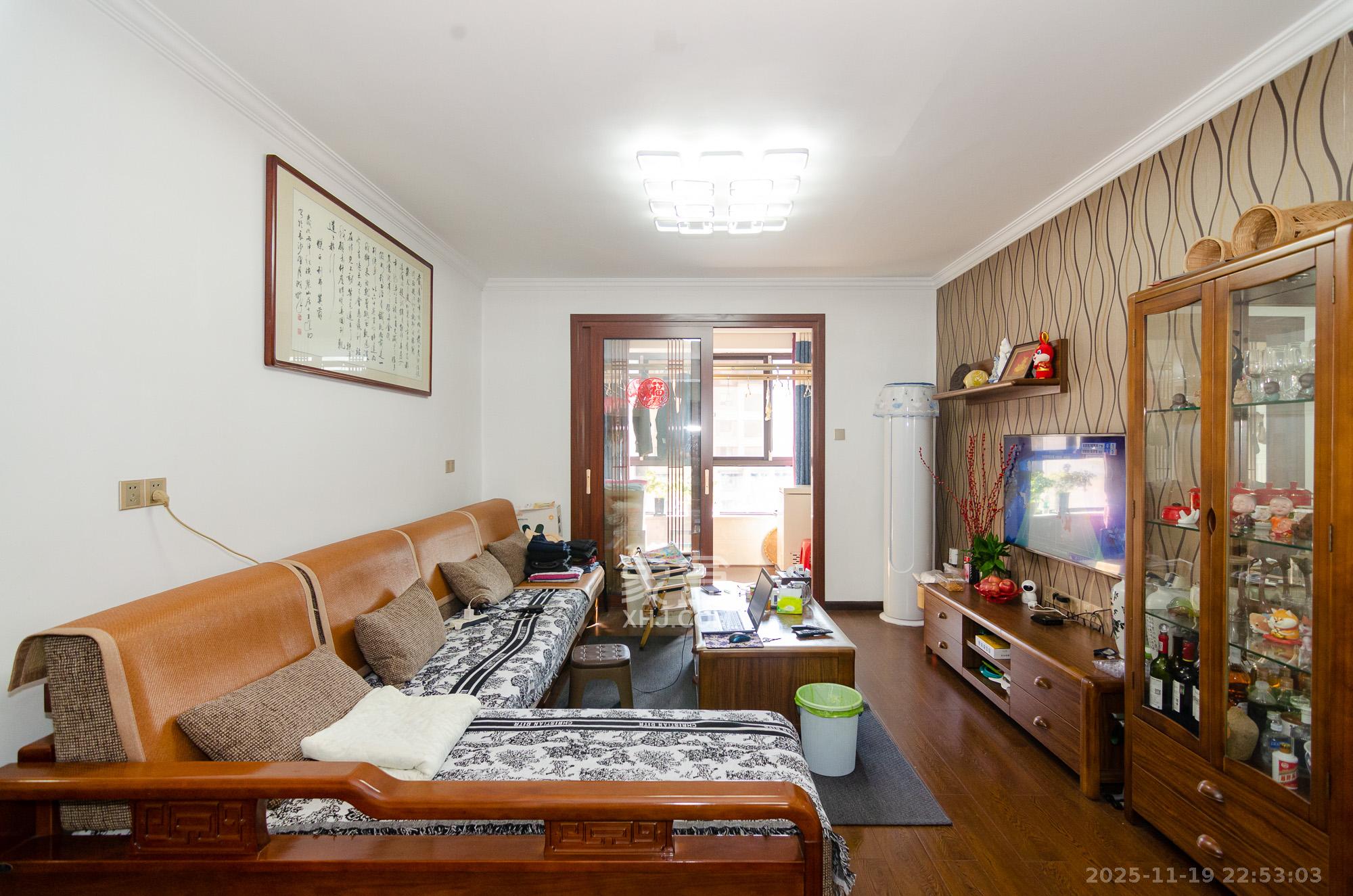 金地三千府(金地湖山樾、金地自在城) 3室2厅1卫 53.8万 金地三千府(金地湖山樾、金地自在城) 3室2厅1卫 53.8万客厅