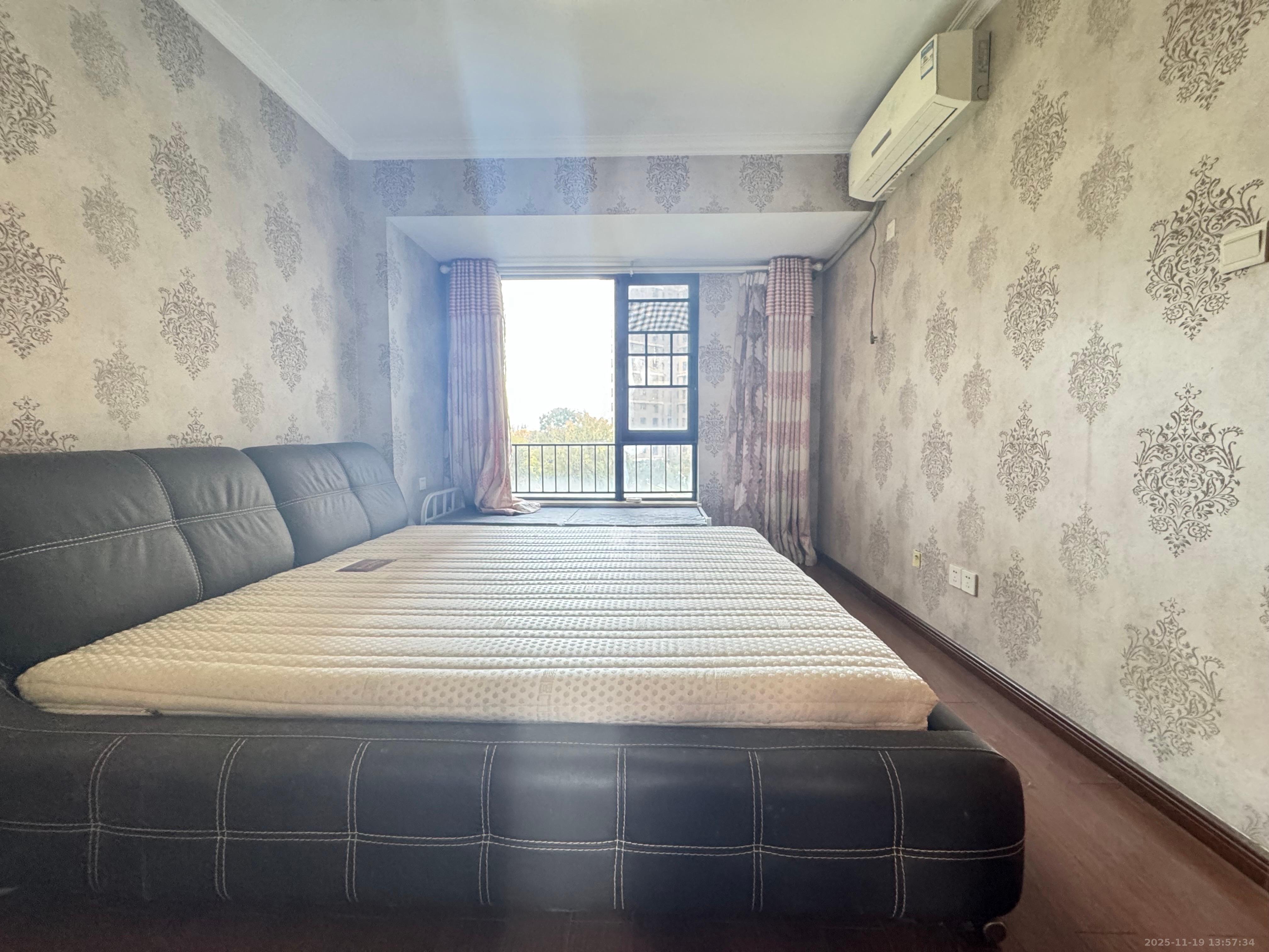 万科城 3室2厅2卫 2400.0元/月 万科城 3室2厅2卫 2400.0元/月室内图