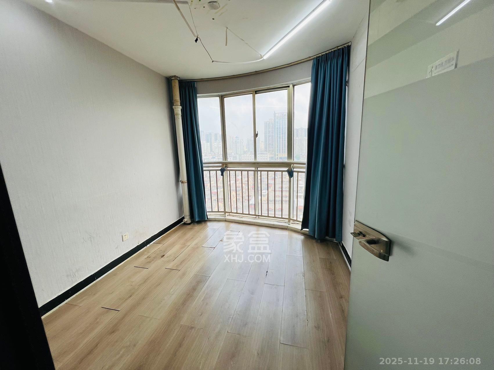 高桥现代商贸城  6室2厅1卫    3200.0元/月室内图