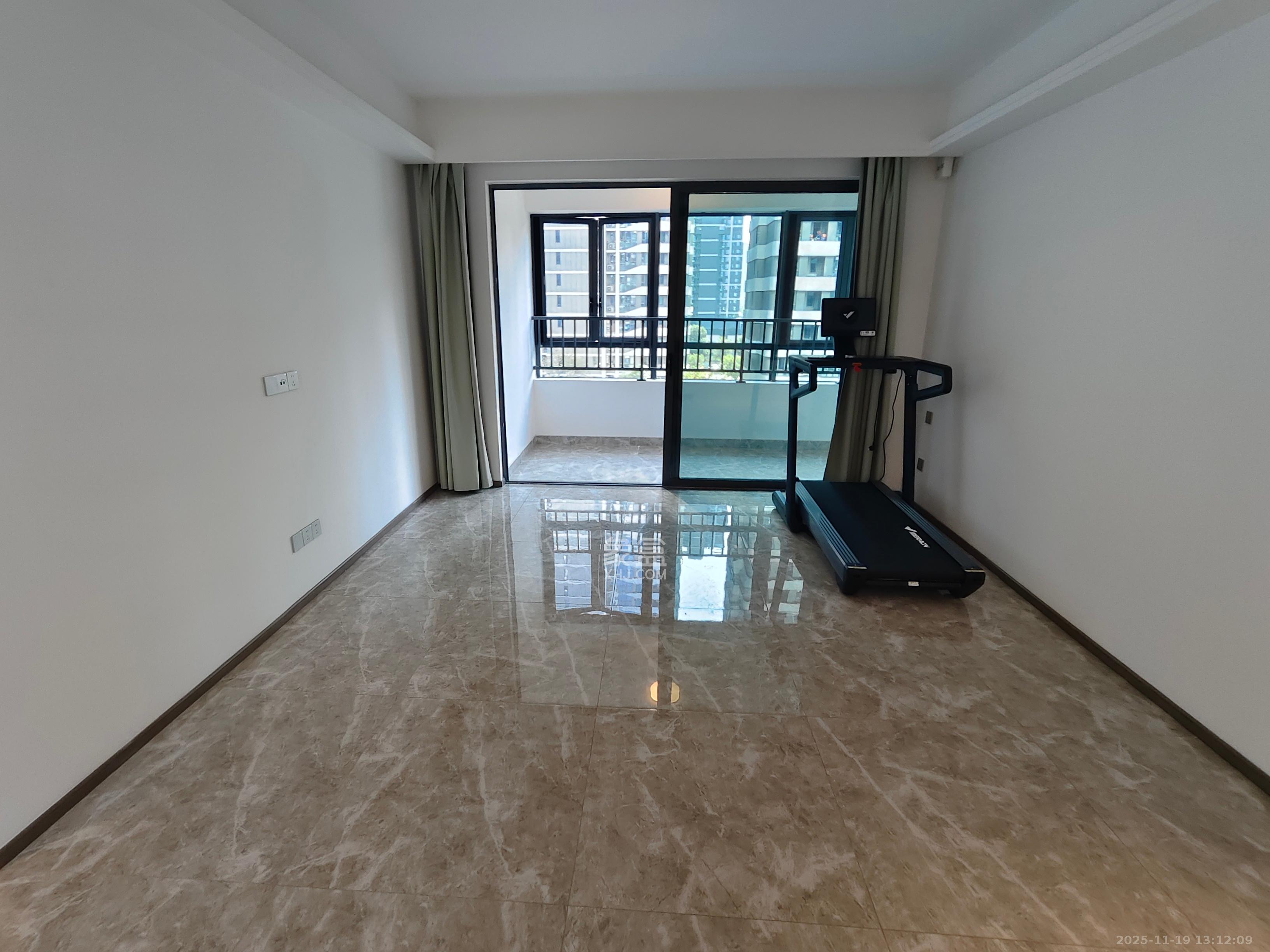 复地滨江金融中心  4室2厅2卫    4200.0元/月