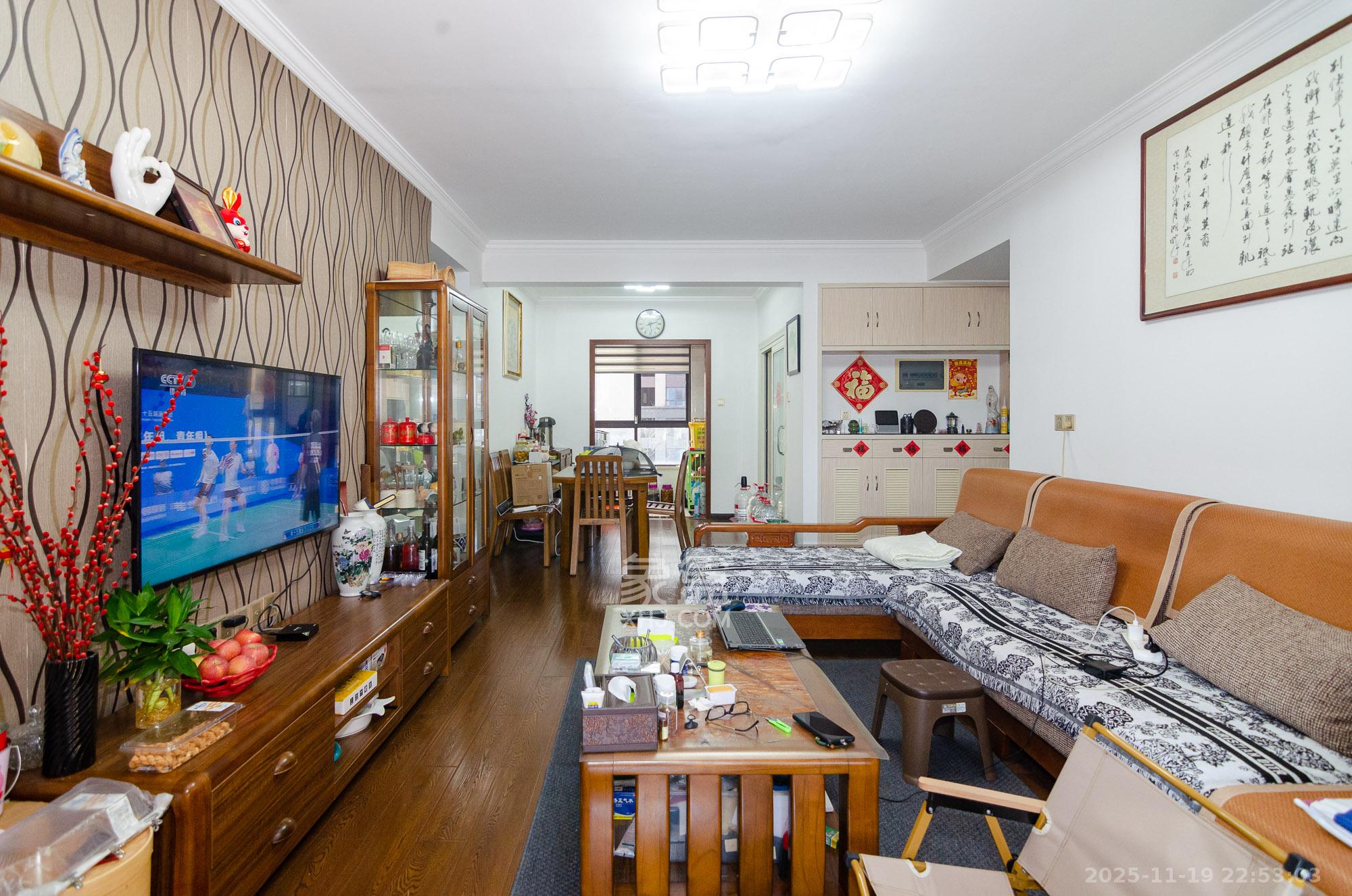 金地三千府(金地湖山樾、金地自在城) 3室2厅1卫 53.8万 金地三千府(金地湖山樾、金地自在城) 3室2厅1卫 53.8万客厅