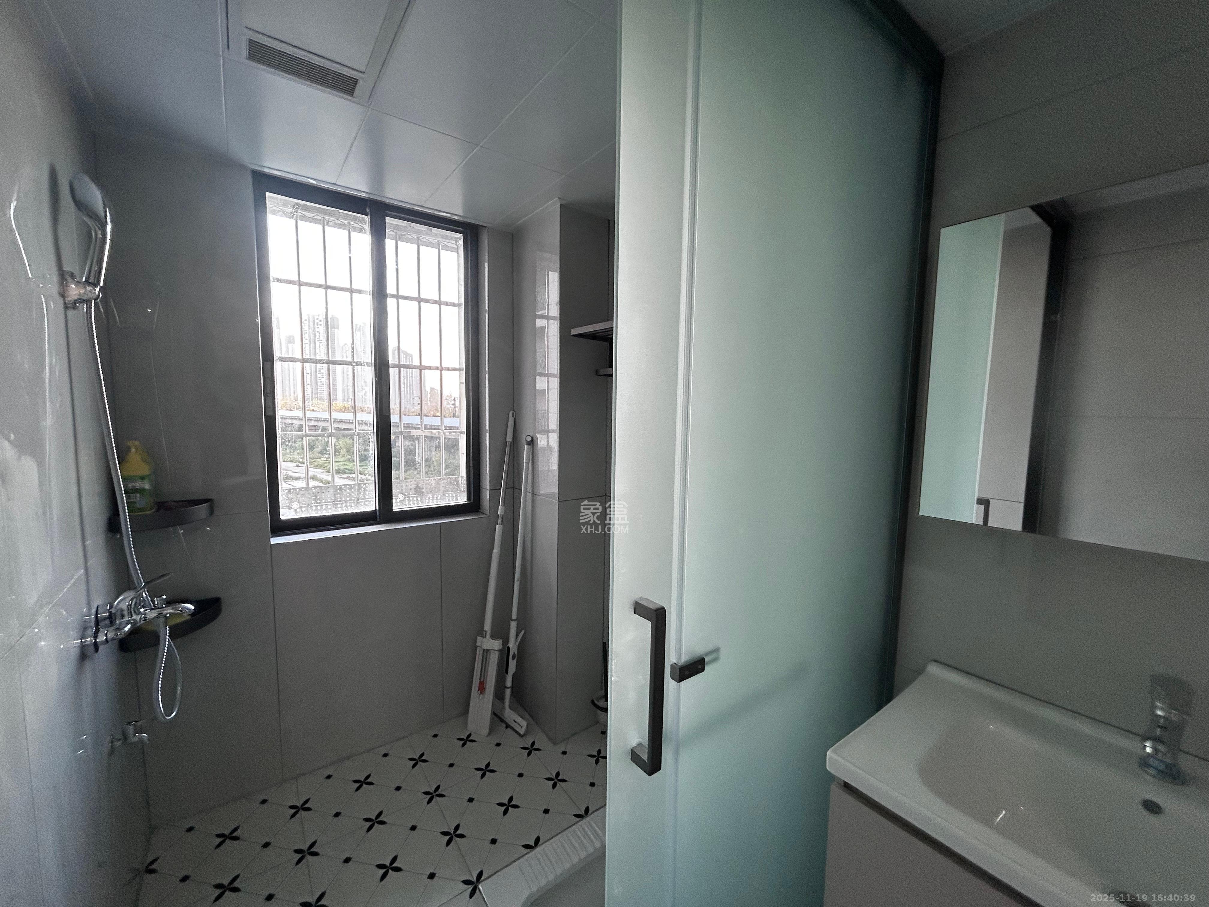 和景家园二期  3室1厅1卫    2000.0元/月室内图