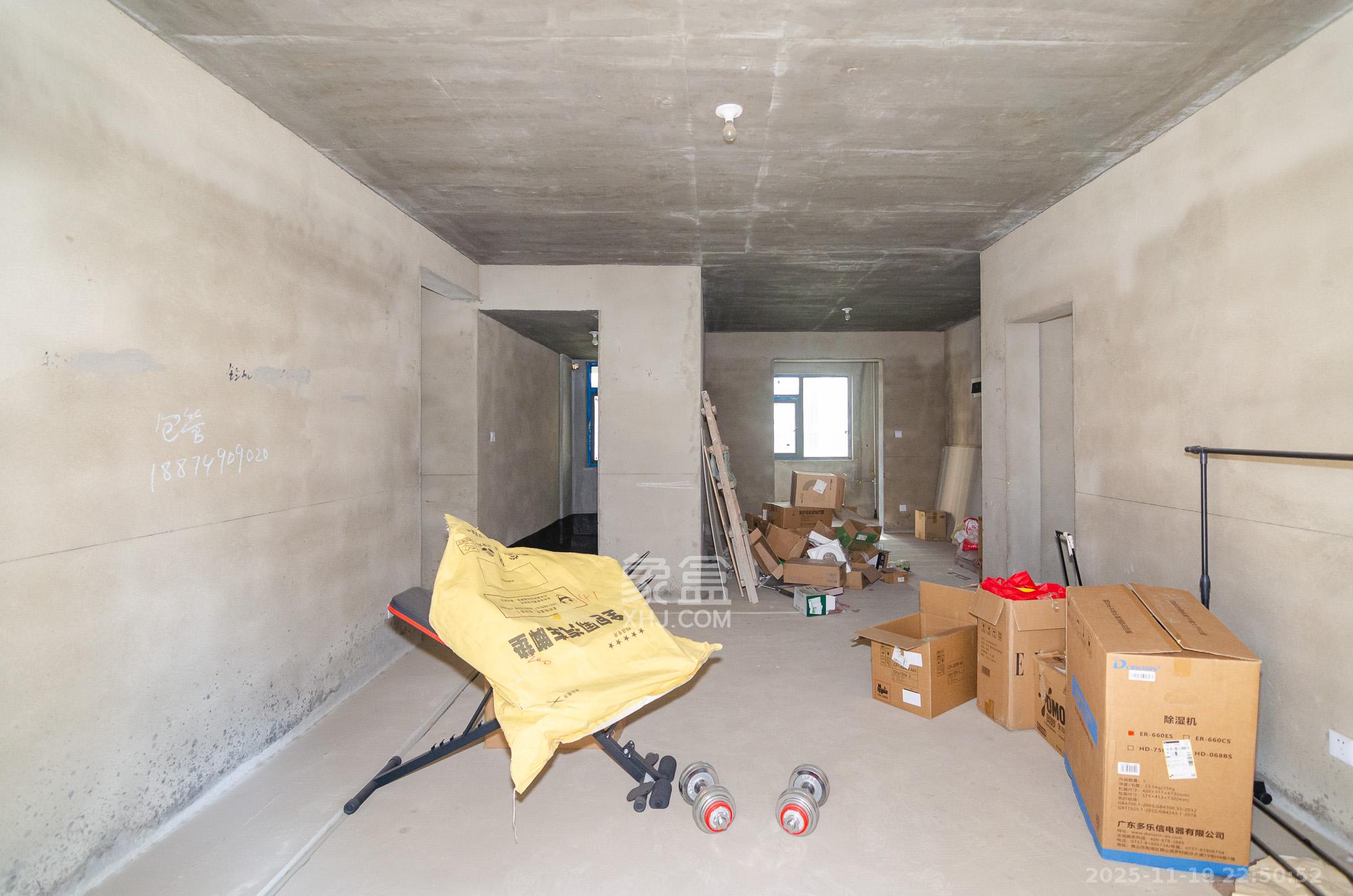 澳海谷山府  5室2厅2卫    120.0万客厅