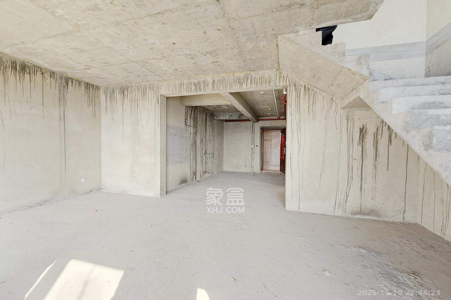 明昇壹城(明昇时代广场)二期 5室3厅3卫 188.8万 明昇壹城(明昇时代广场)二期 5室3厅3卫 188.8万客厅