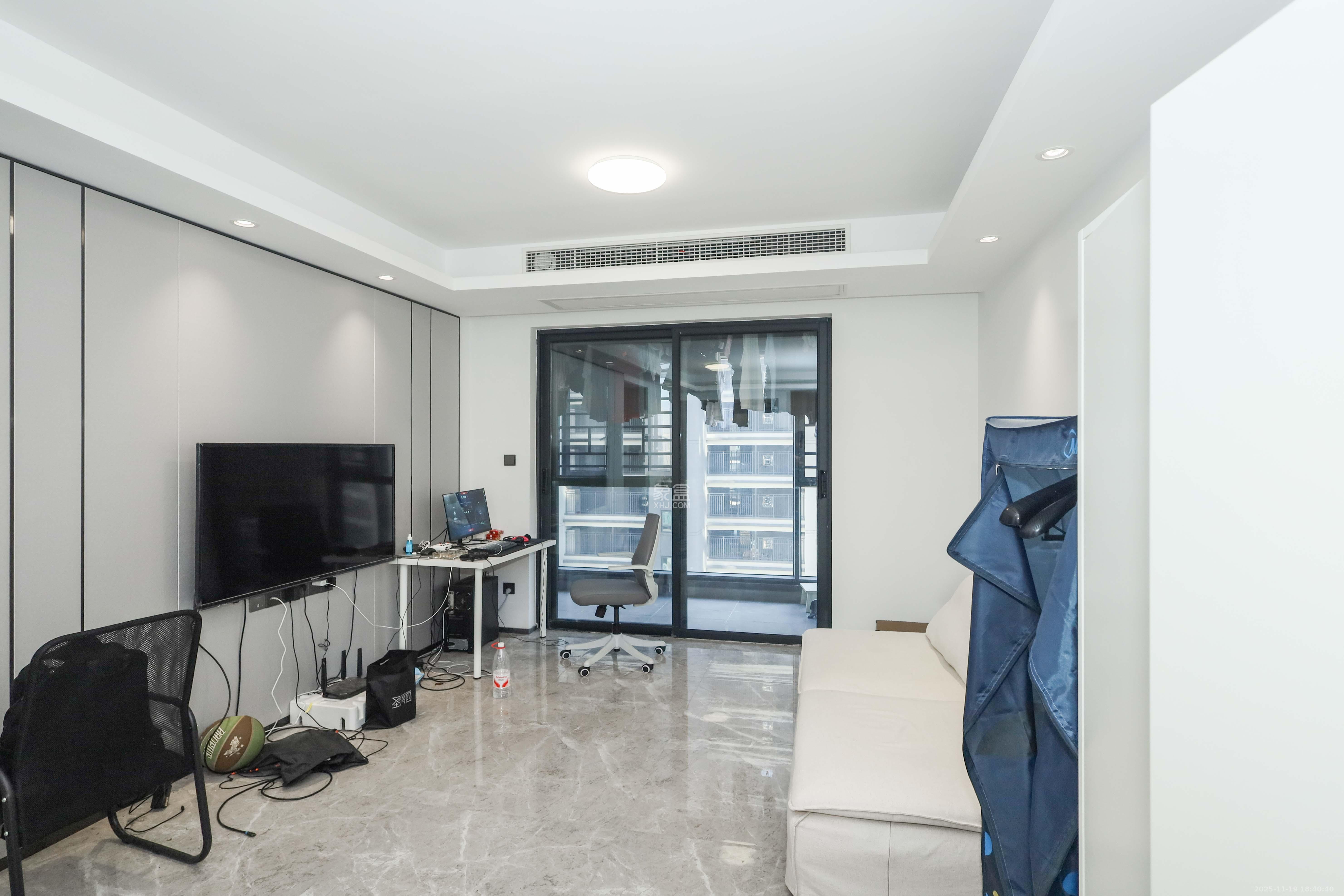 旭辉铂宸府  3室2厅2卫    95.0万客厅