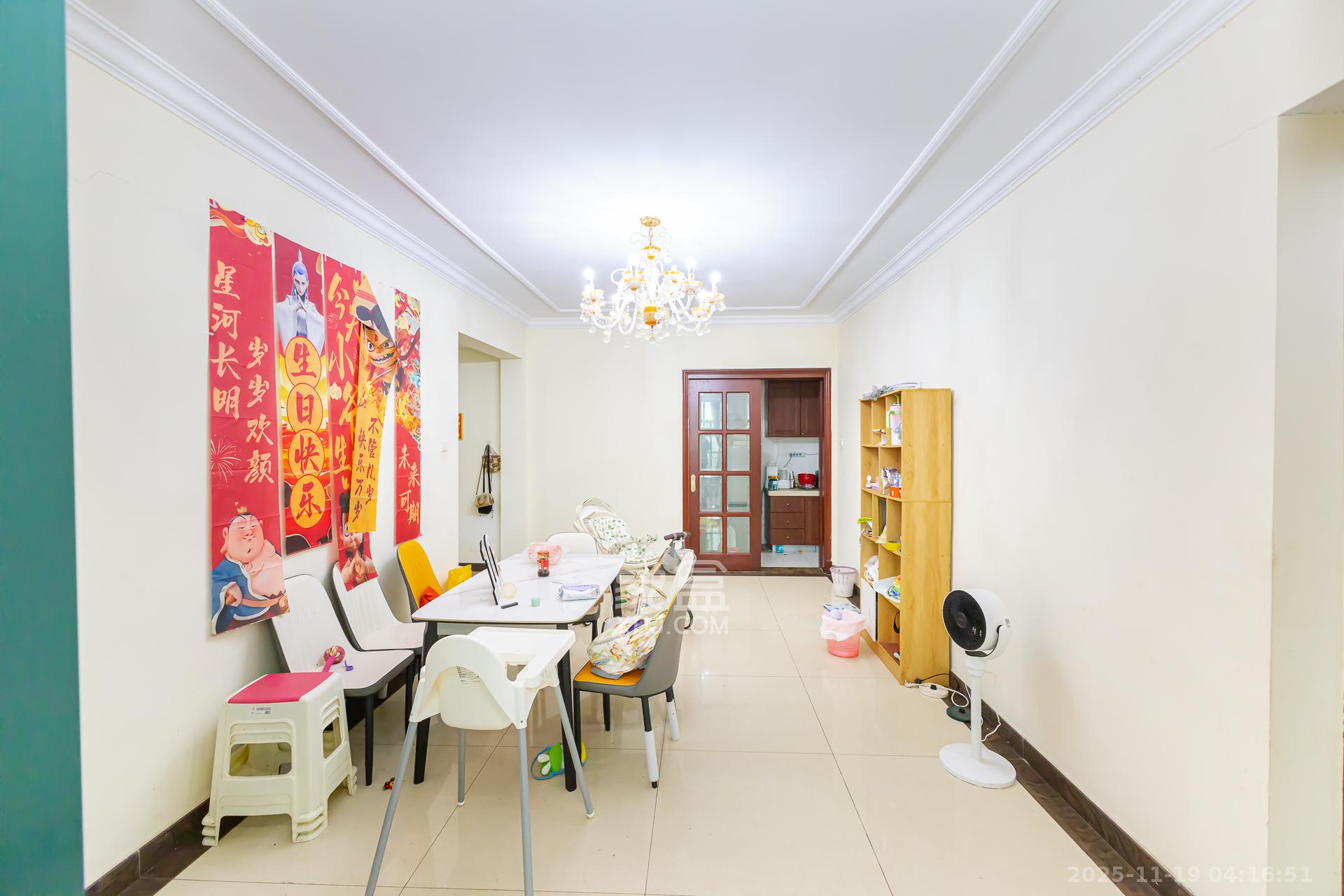 恒大名都  4室2厅2卫    100.0万客厅