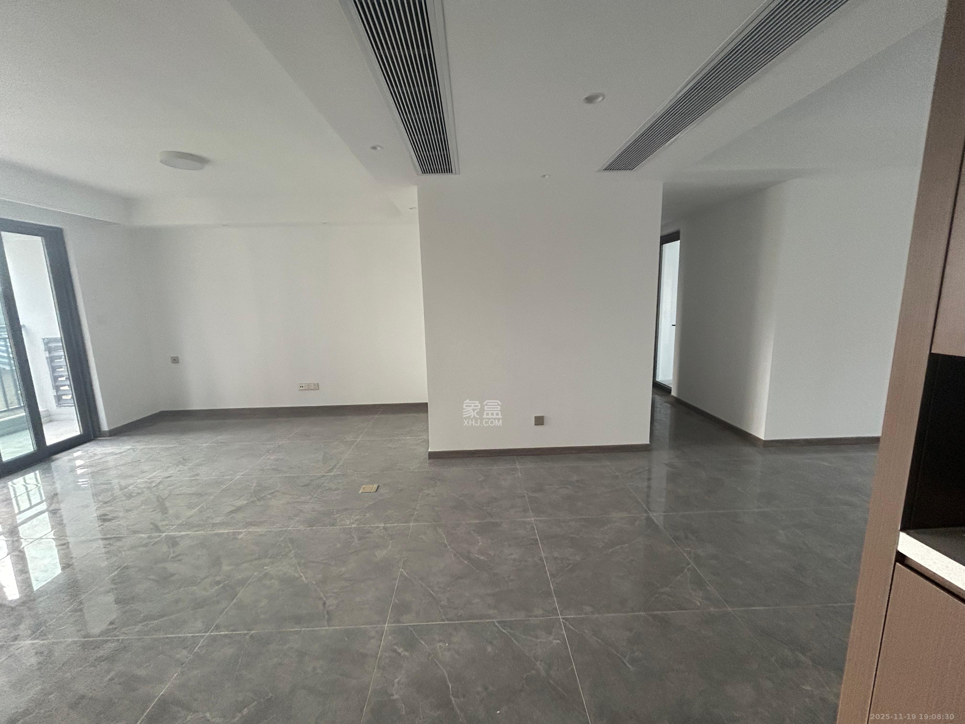 江悦和鸣  4室2厅2卫    4200.0元/月