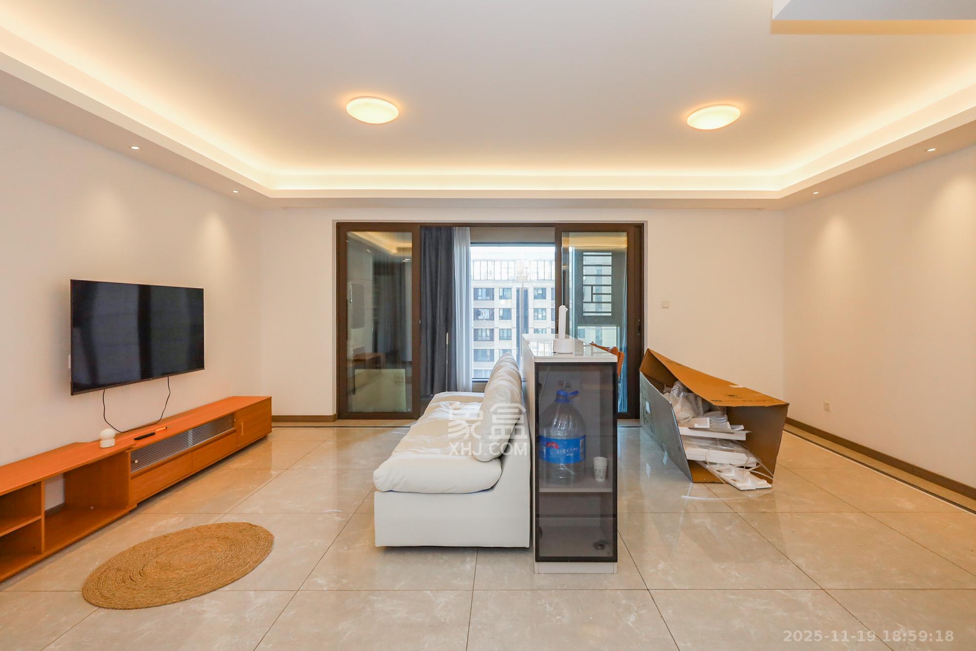 龙湖铂金中心(龙湖春江郦城) 3室2厅2卫 249.0万 龙湖铂金中心(龙湖春江郦城) 3室2厅2卫 249.0万客厅