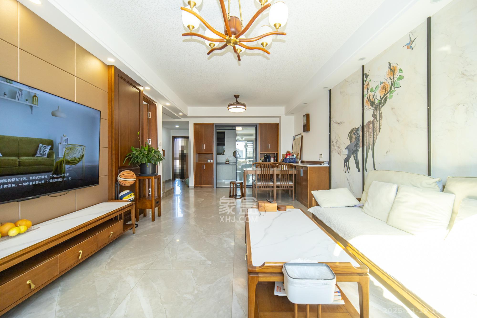 星湖湾二期高层 4室2厅2卫 136.0万 星湖湾二期高层 4室2厅2卫 136.0万客厅