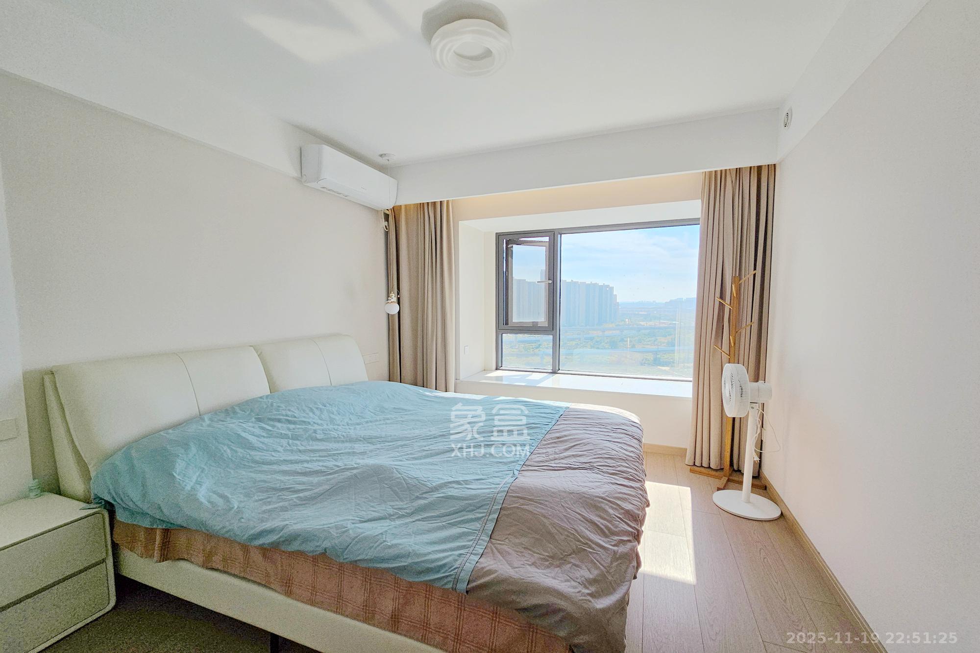 阳光城尚东湾蓝莓苑  3室2厅1卫    108.0万卧室