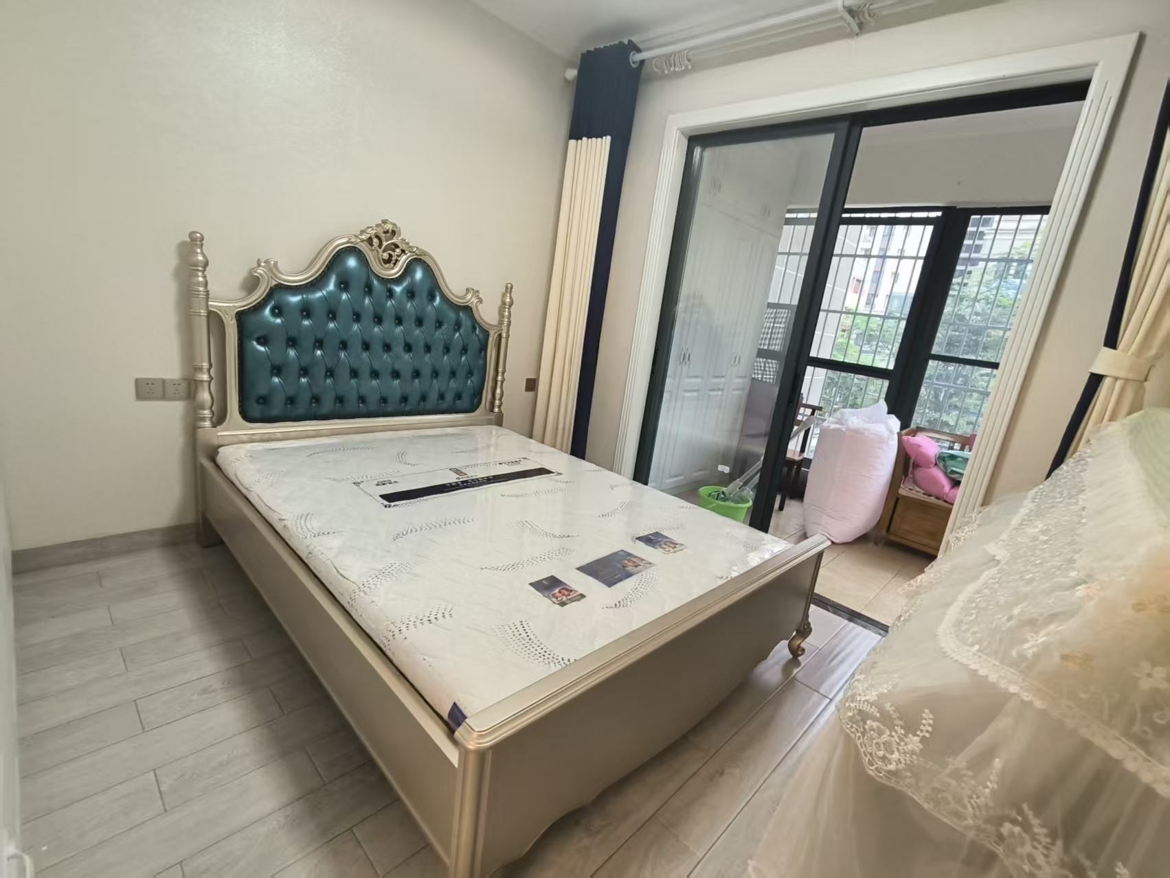 新城吾悦广场  3室2厅2卫    160.0万客厅