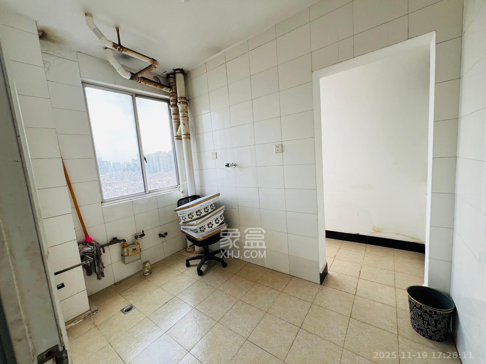 高桥现代商贸城  6室2厅1卫    3200.0元/月室内图