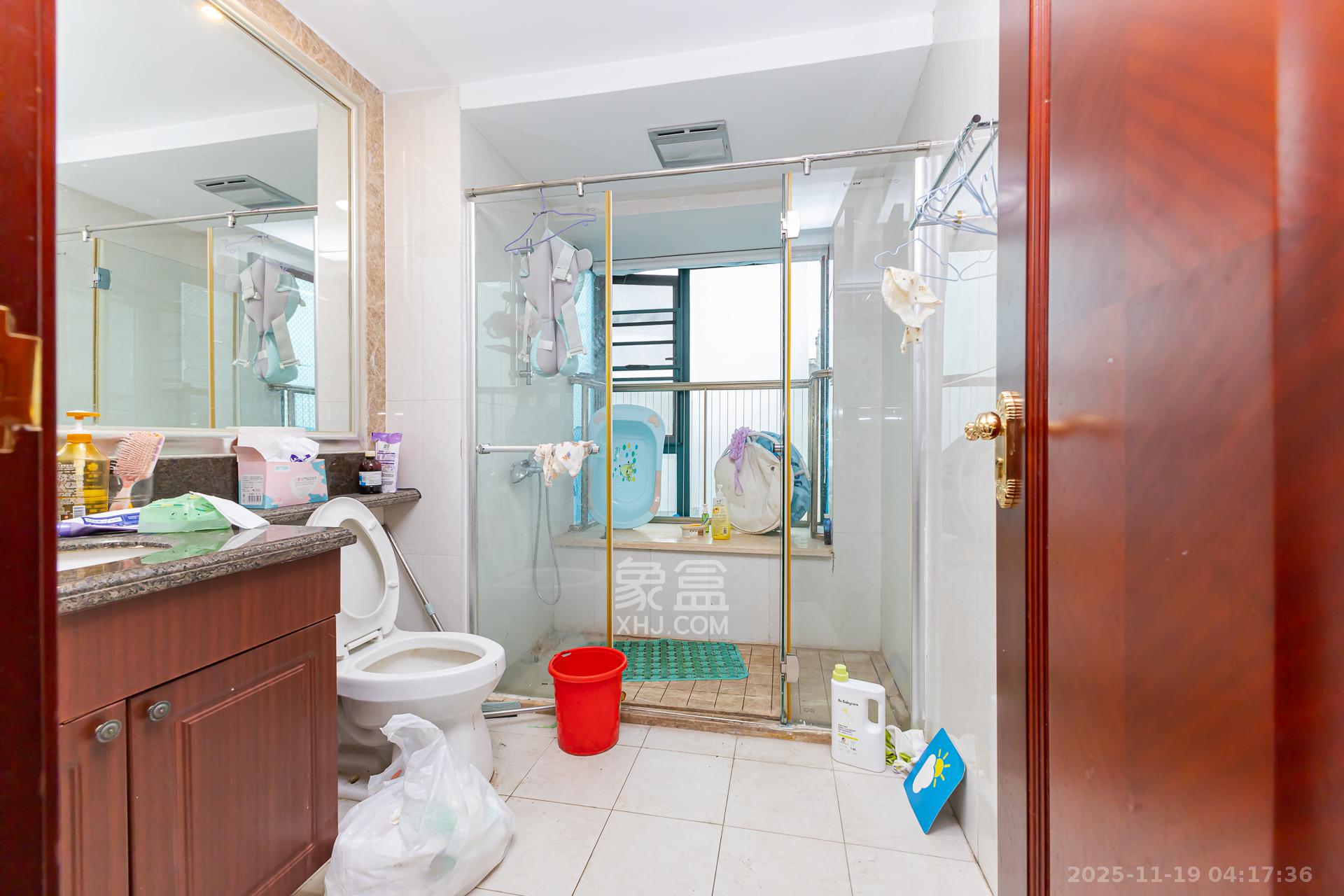 恒大名都  4室2厅2卫    100.0万卫生间