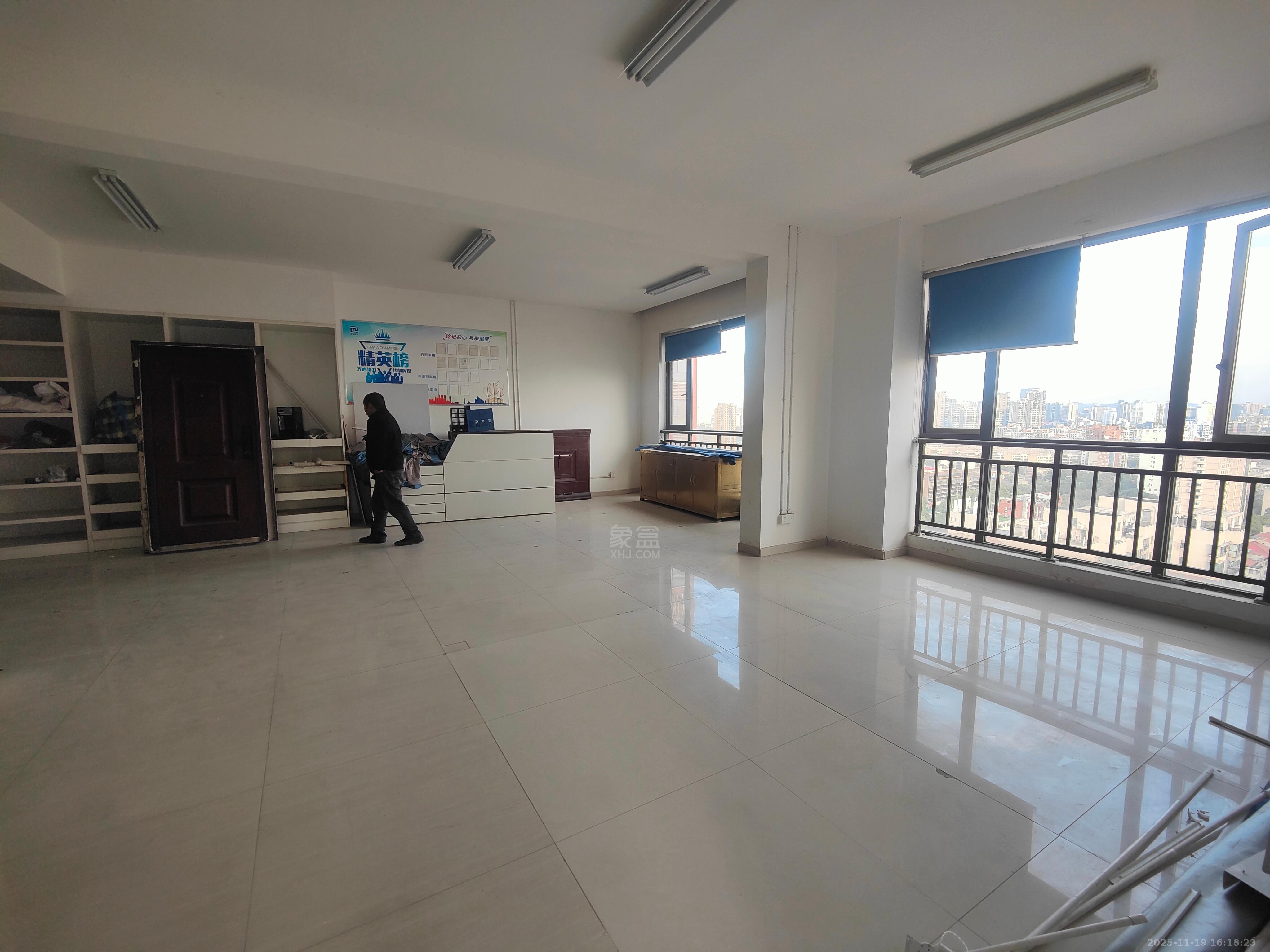 铭逸酒店 3室3厅1卫 3600.0元/月 铭逸酒店 3室3厅1卫 3600.0元/月室内图