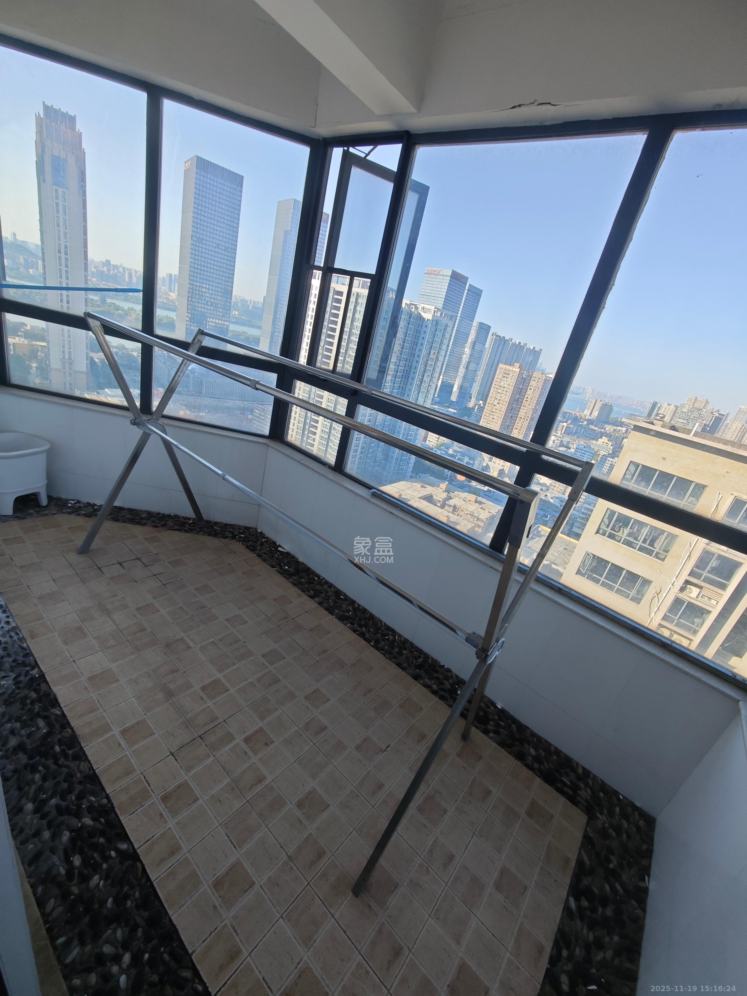 五一大道202(中环壹世界) 3室2厅2卫 5000.0元/月 五一大道202(中环壹世界) 3室2厅2卫 5000.0元/月室内图