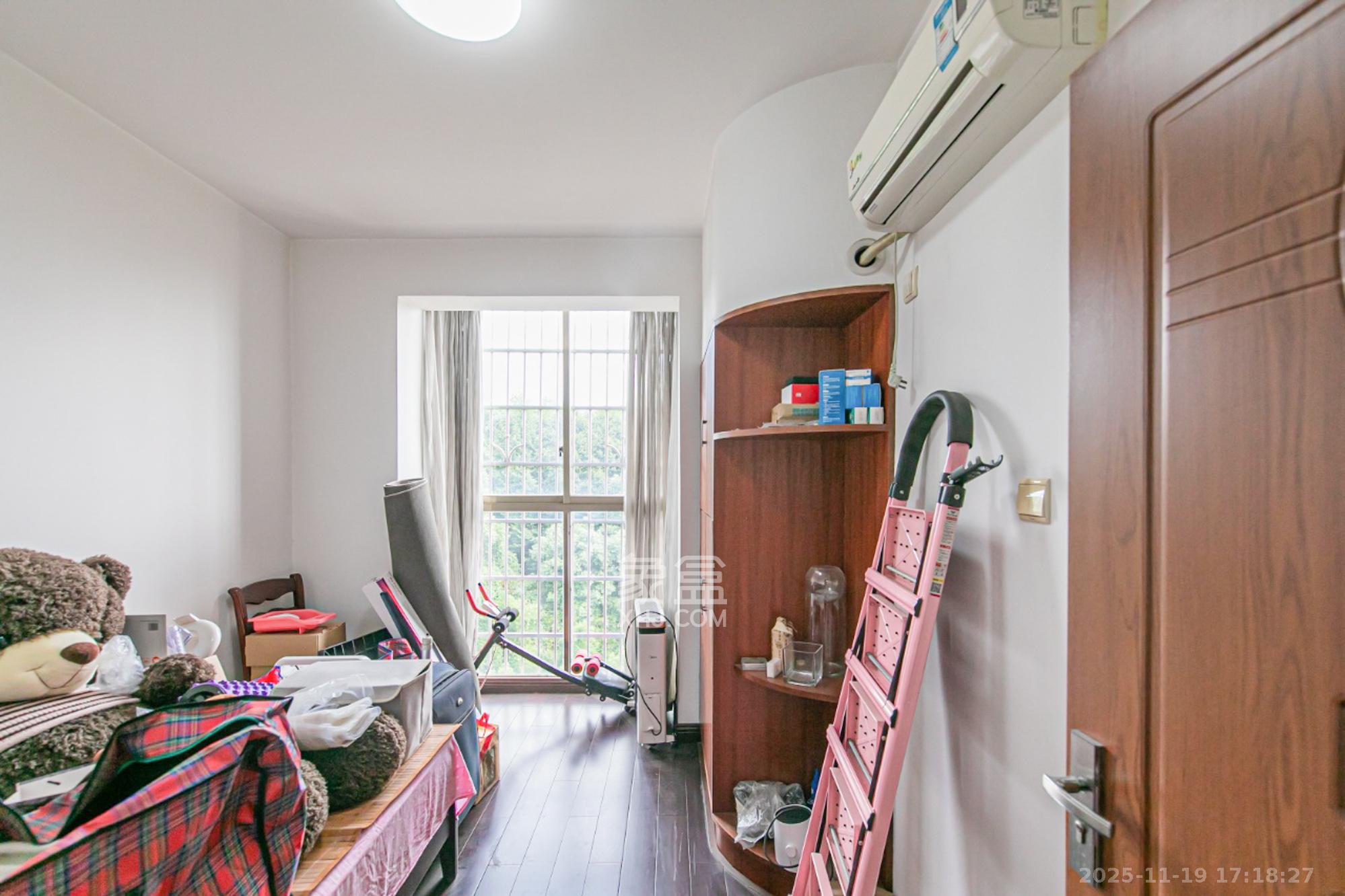 阳光丽景 4室2厅2卫 83.0万 阳光丽景 4室2厅2卫 83.0万卧室