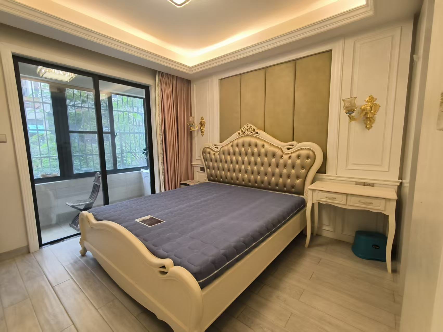 新城吾悦广场  3室2厅2卫    160.0万客厅