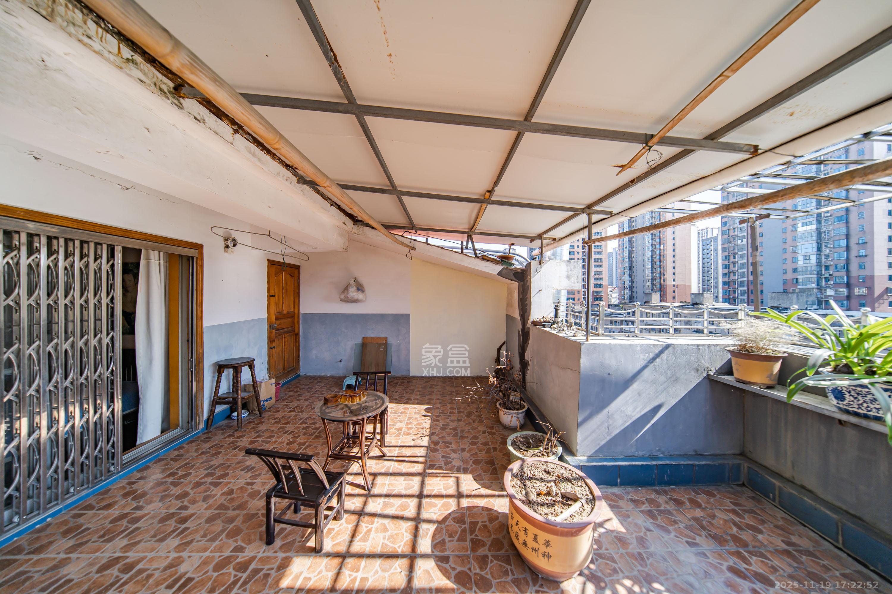 金帆小区  3室2厅2卫    55.0万阳台