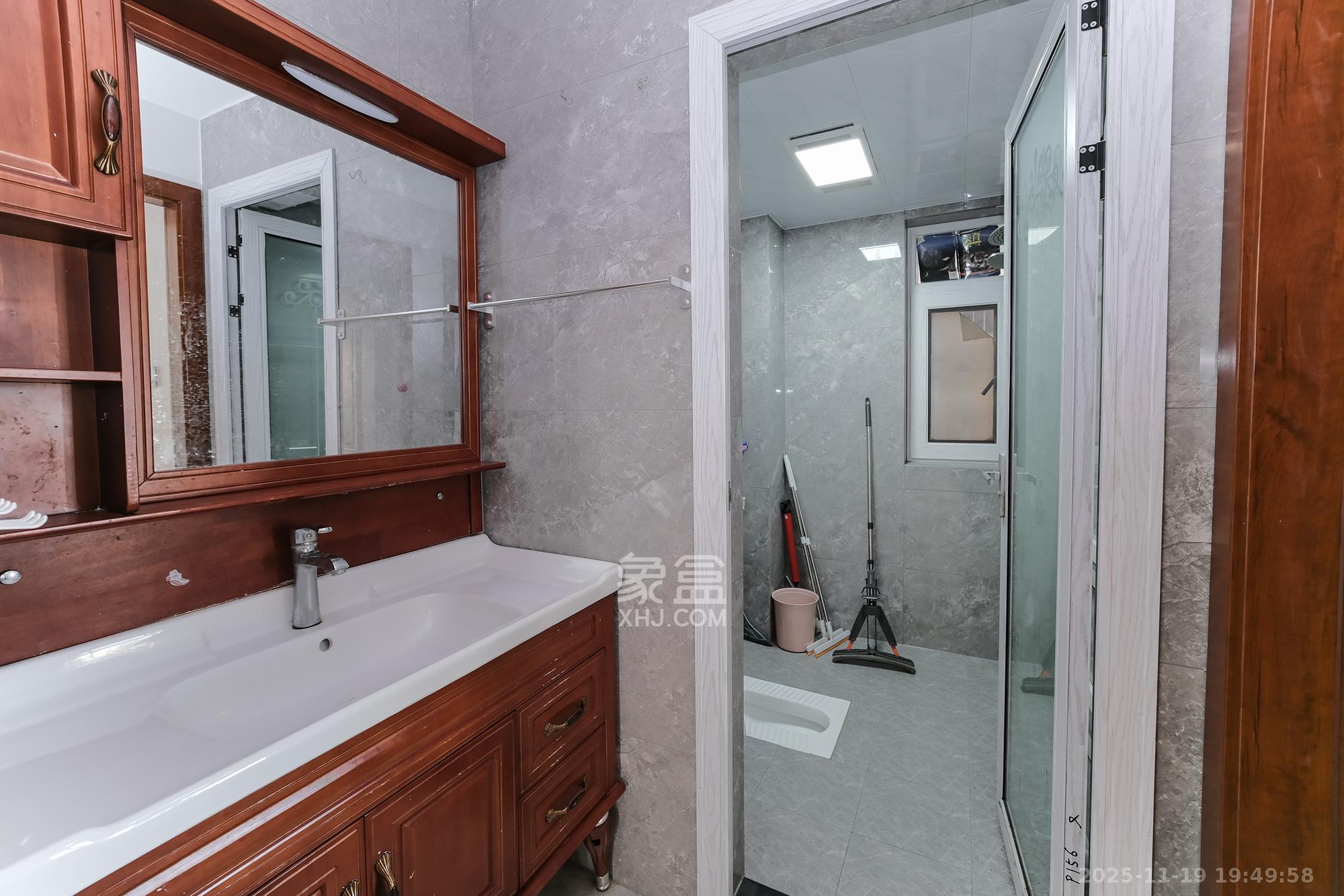 荣盛花语城 3室2厅1卫 100.0万 荣盛花语城 3室2厅1卫 100.0万卫生间