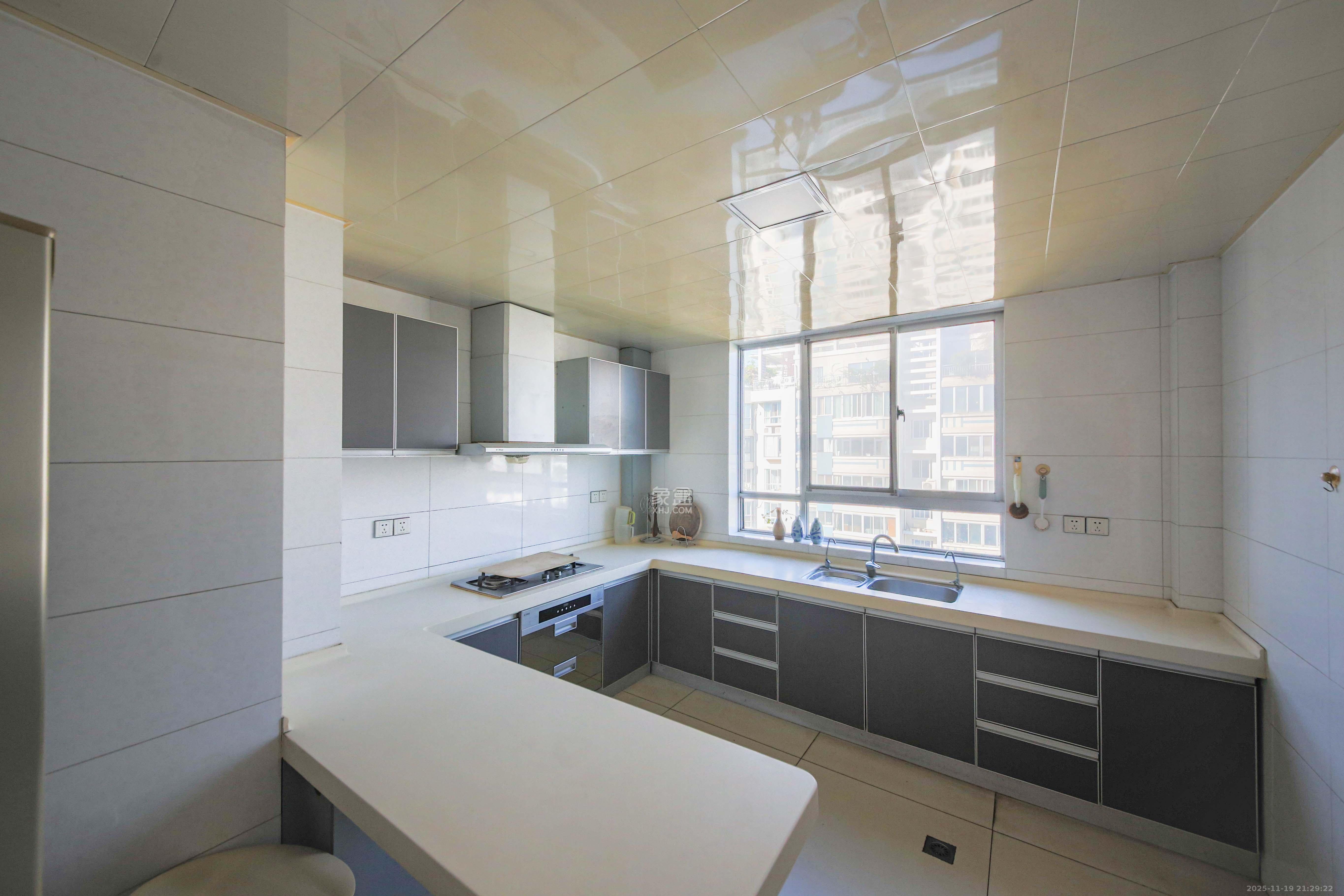 佳馨园 5室2厅2卫 275.0万 佳馨园 5室2厅2卫 275.0万厨房