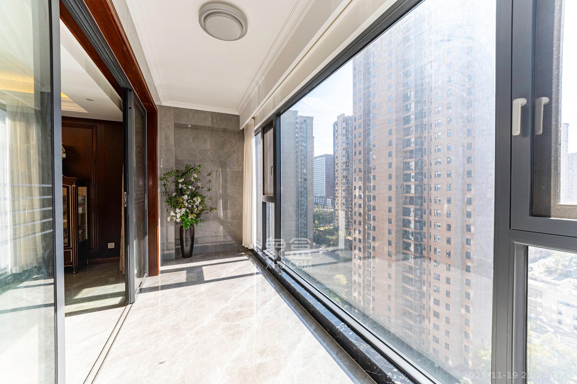 运达锦绣广场 6室2厅4卫 369.88万 运达锦绣广场 6室2厅4卫 369.88万阳台