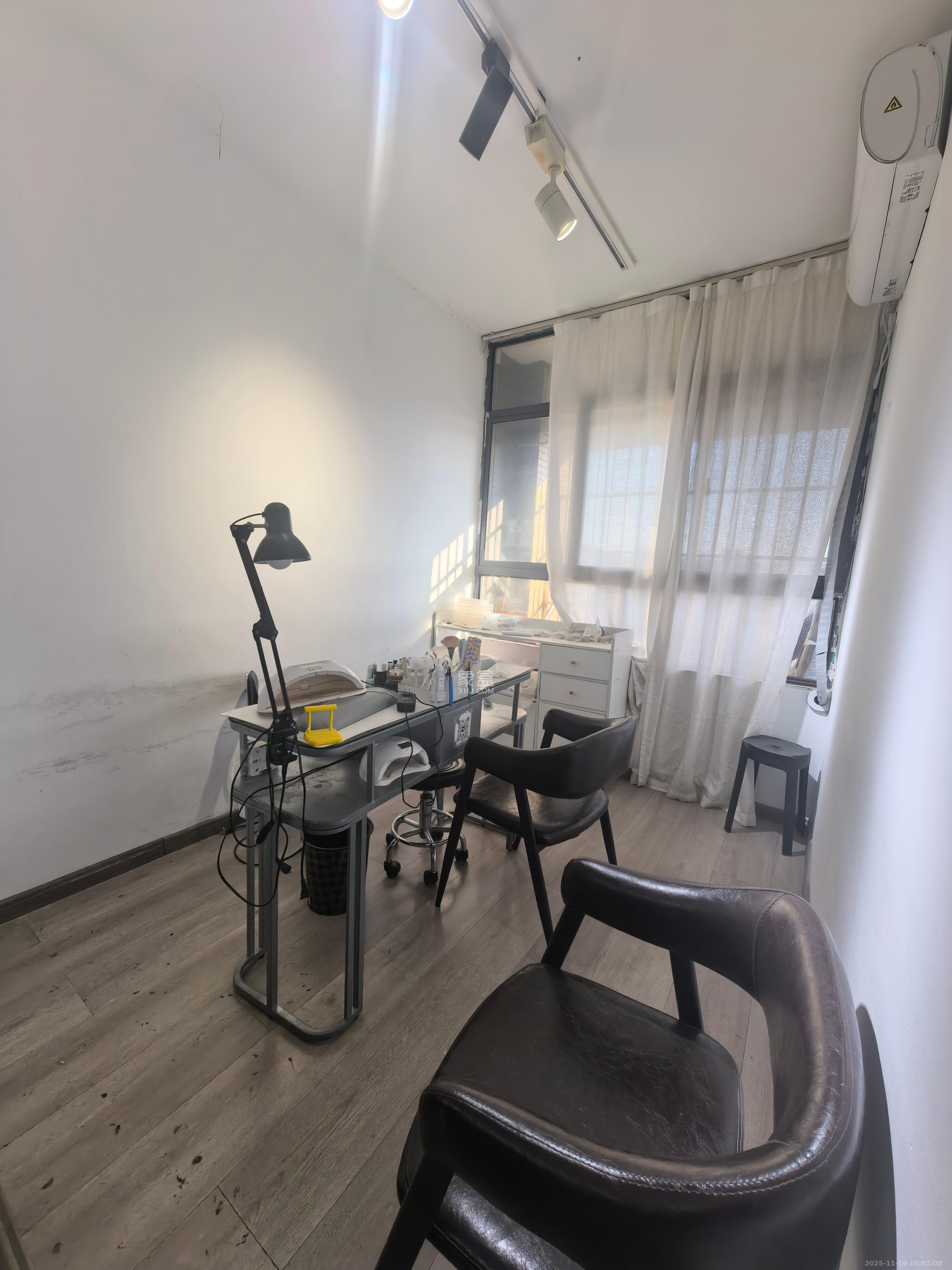 华润五彩城  2室2厅1卫    1800.0元/月室内图